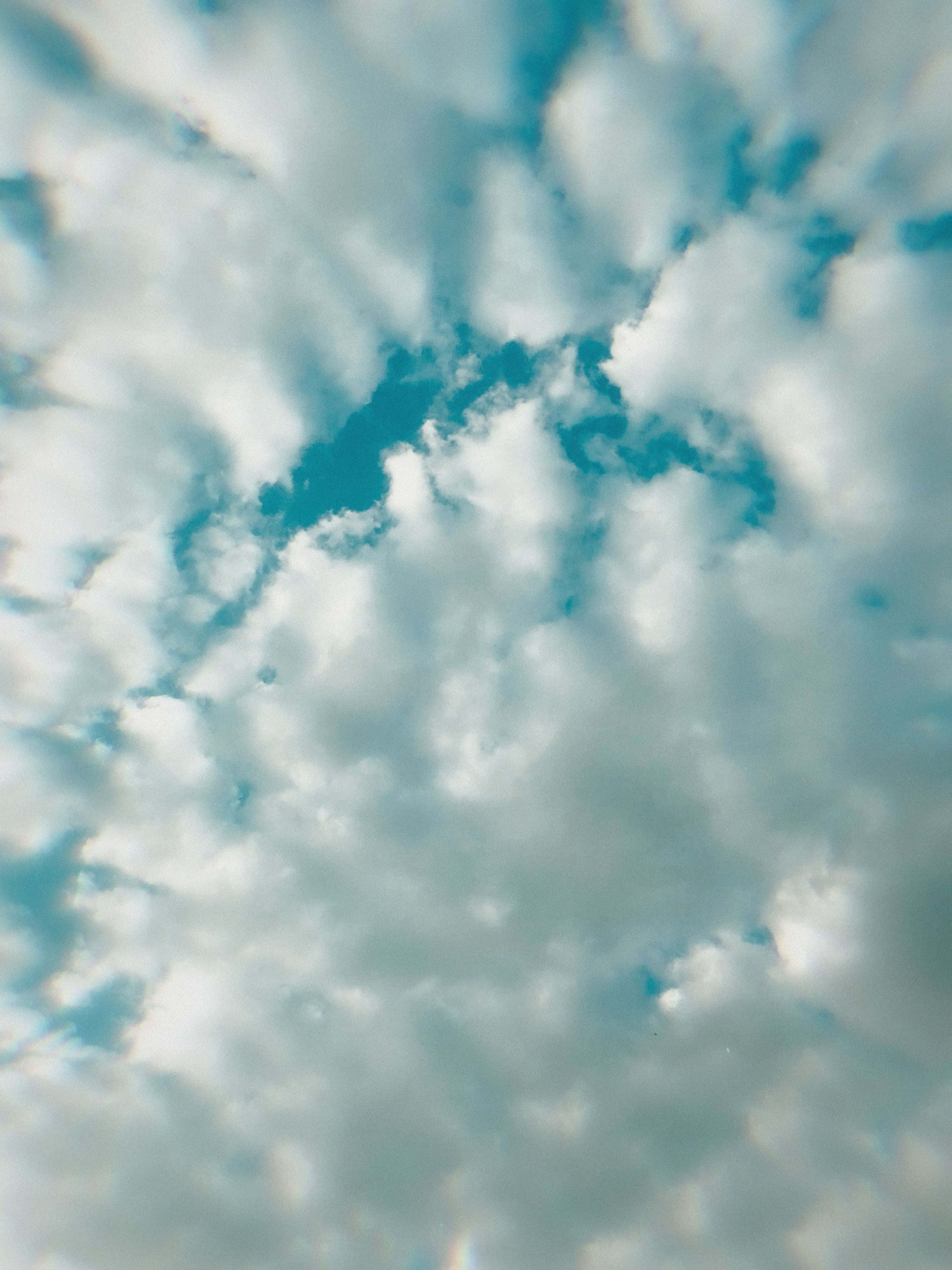 Mag-enjoy ng isang mapayapang sandali na sumisipsip ng magandang tanawin ng malinaw na blue sky na may puting clouds. Wallpaper