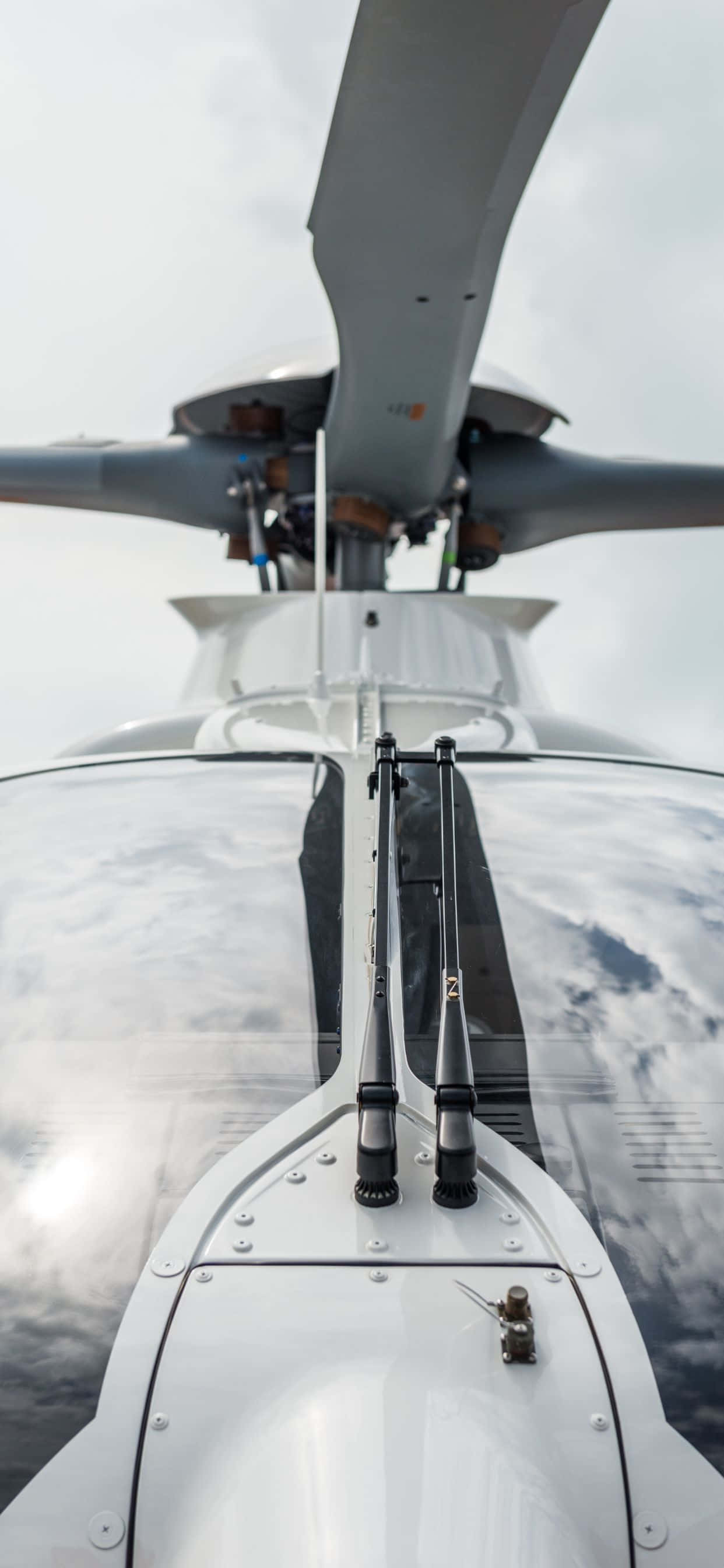 I-enjoy ang Isang Unikong Perspektiba ng Langit gamit ang iPhone Xs Max na mga Helikopter Wallpaper