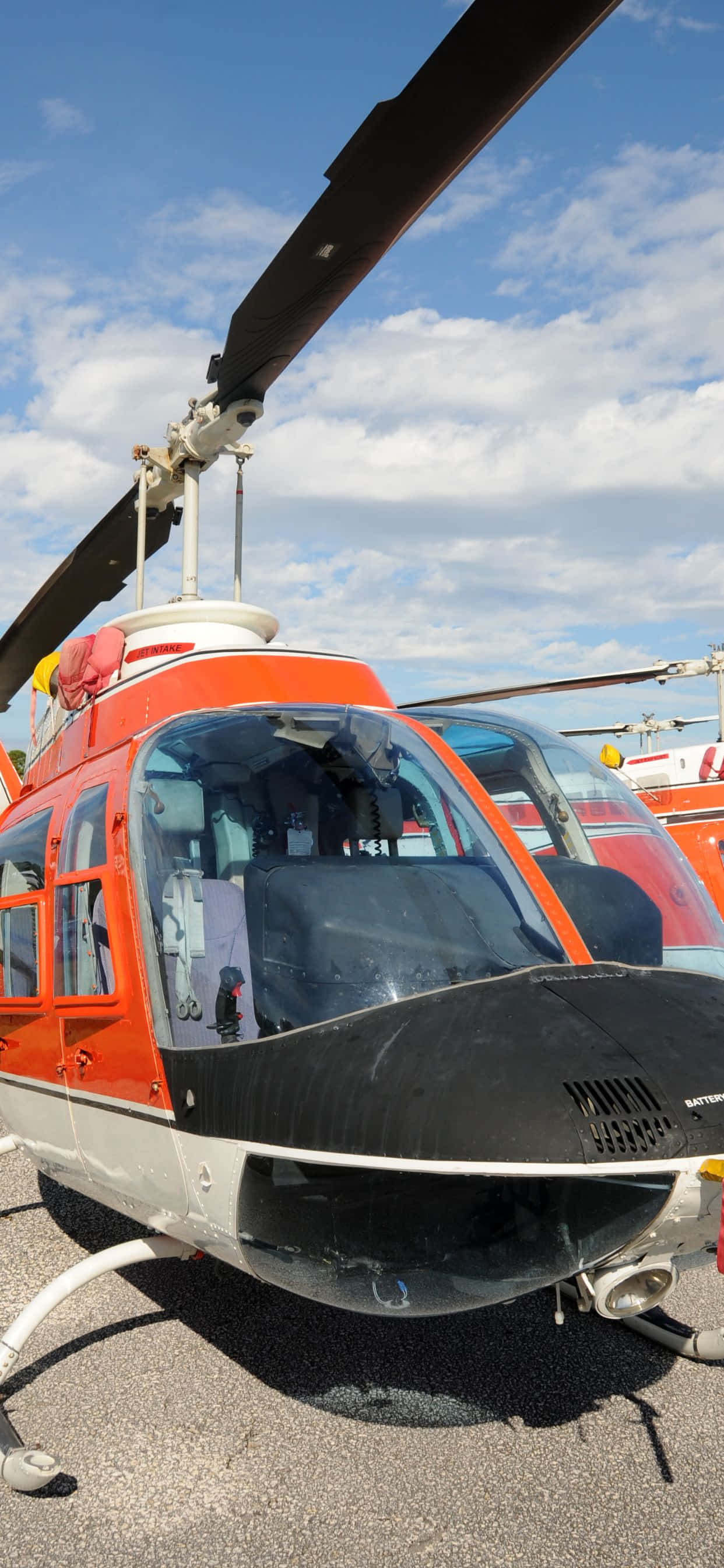 I-enjoy ang Spectacular Views mula sa Hangin sa isang iPhone Xs Max Helicopter Wallpaper