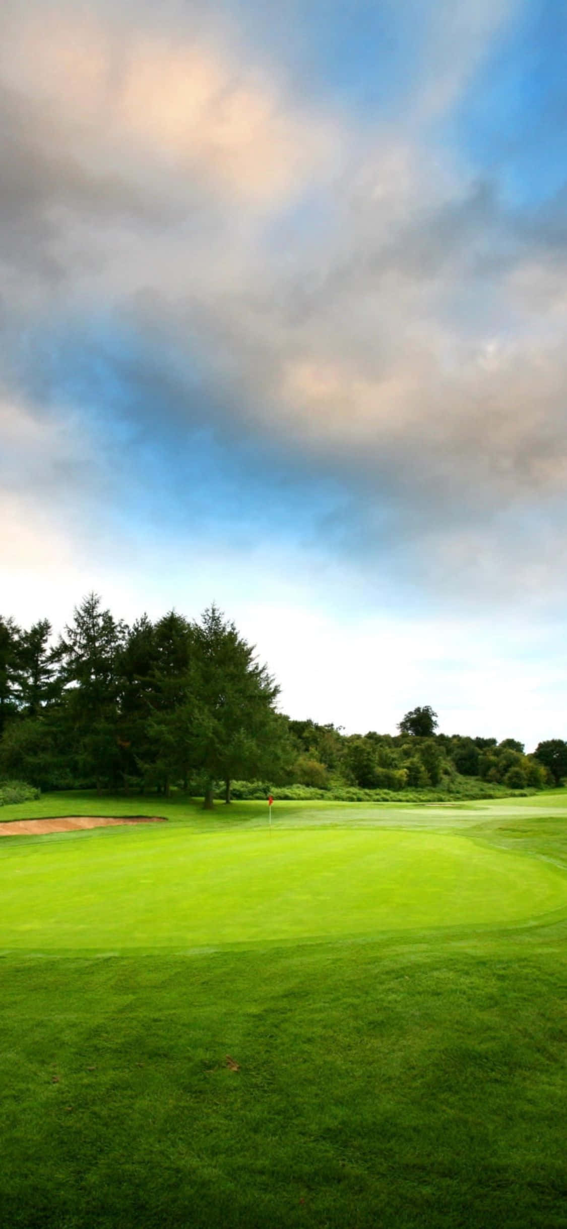 Nag-e-enjoy ng Isang Laro ng Golf sa Nakakagulat na iPhone X Golf Course Wallpaper