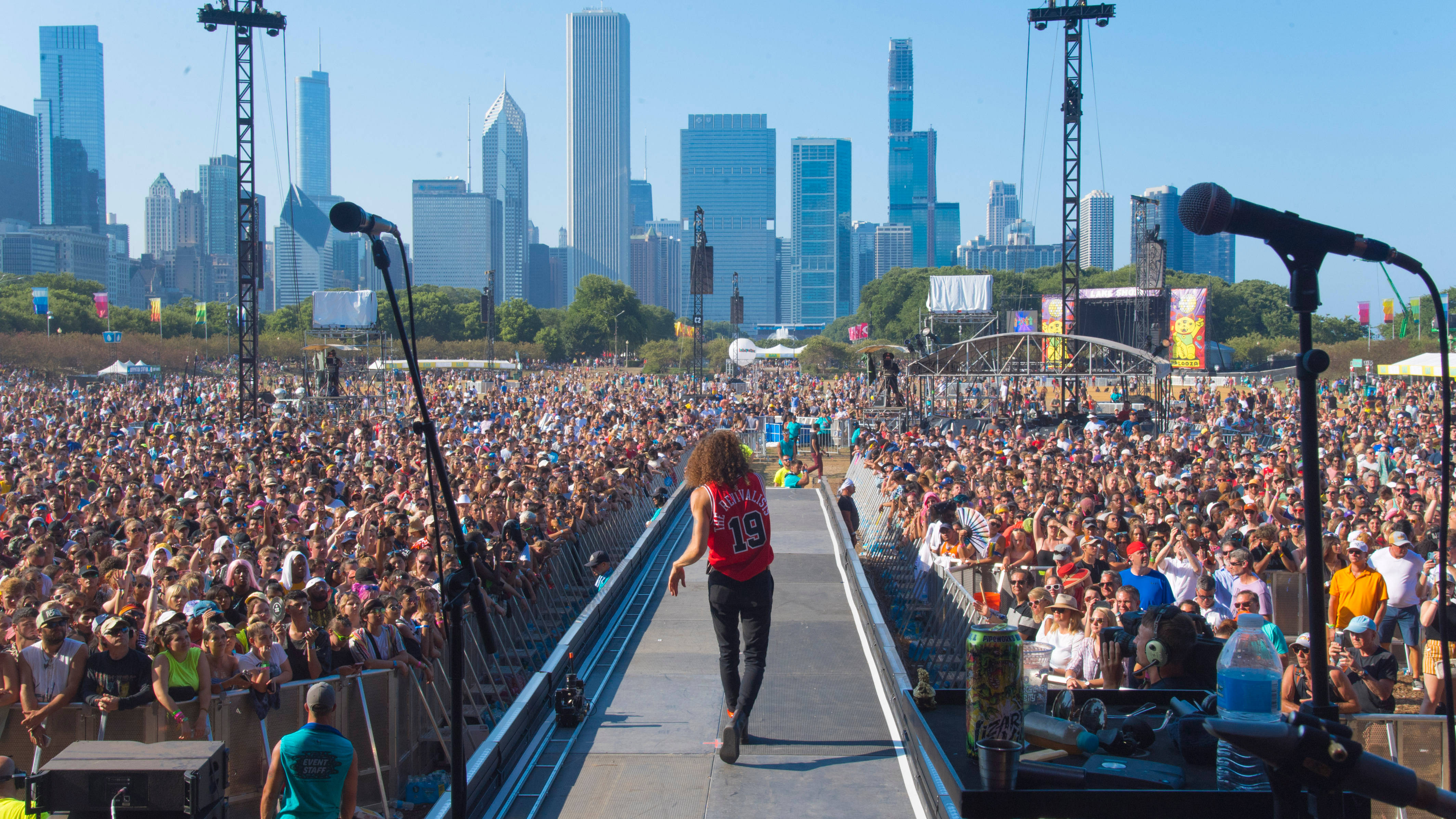 Nag-e-enjoy ng sunny summer day sa Lollapalooza Chicago! Wallpaper