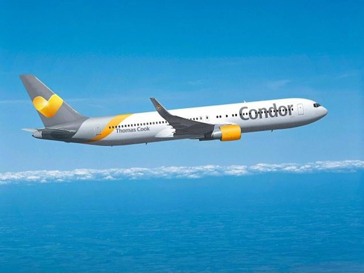 Eroplano ng Condor Airlines sa Itaas ng Karagatan Wallpaper
