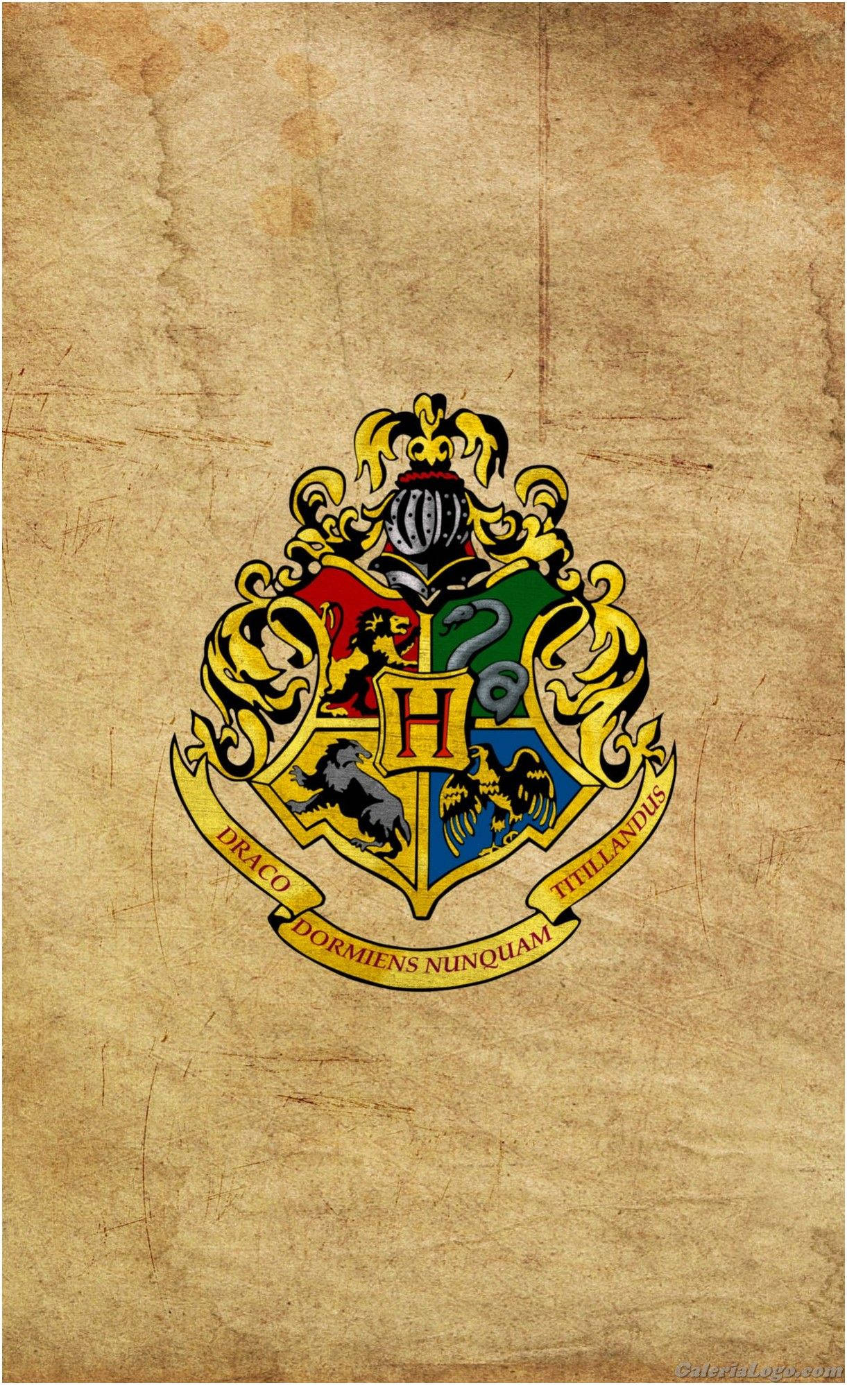 Eskudo ng pamilya ng Hogwarts na isinulat sa parchment paper Wallpaper