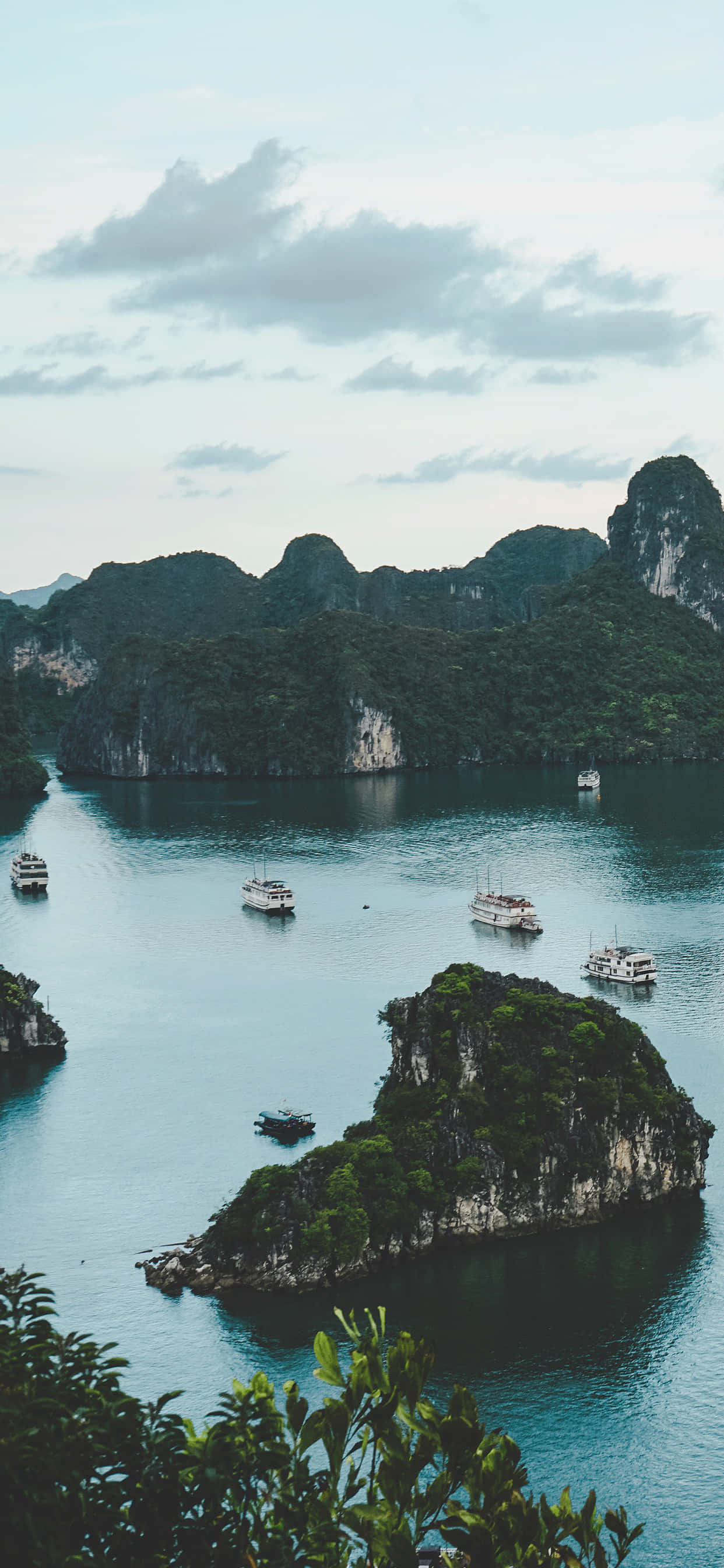 Esmeraldang Tubig ng Halong Bay ng Vietnam Wallpaper
