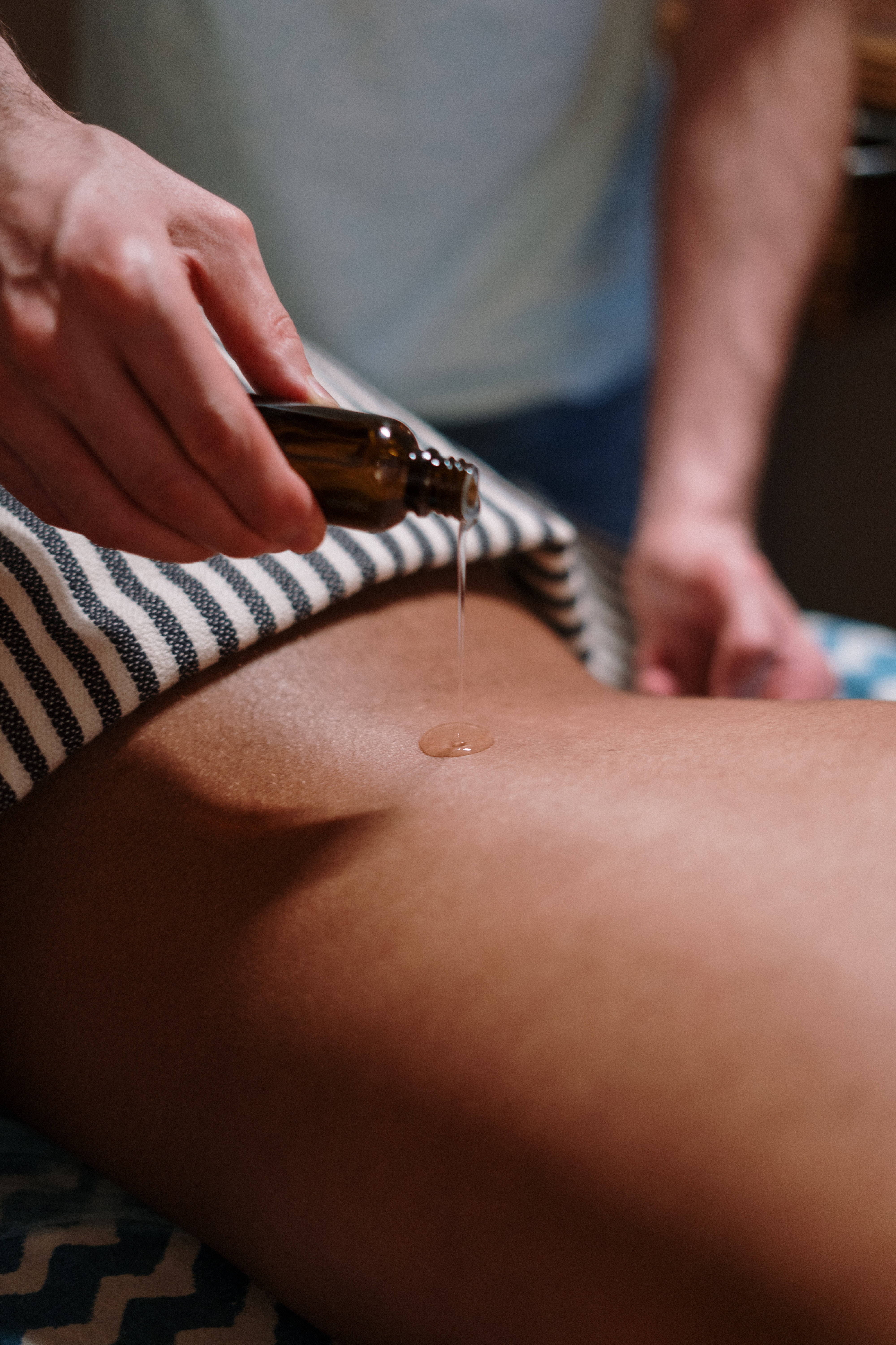 Essential Oil Therapy sa Lower Back Wallpaper