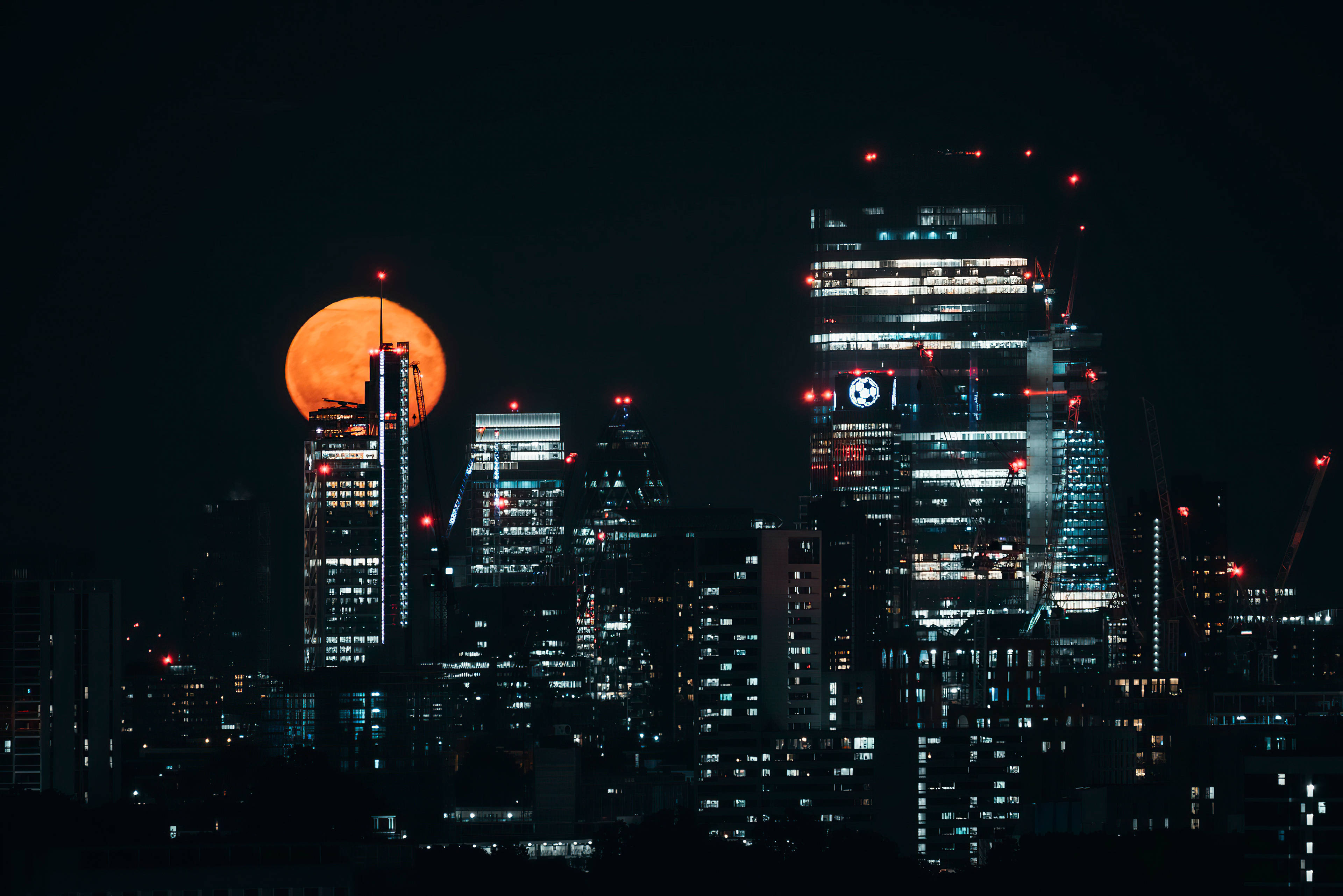 Estetika ng London Skyscraper at Buwan Wallpaper
