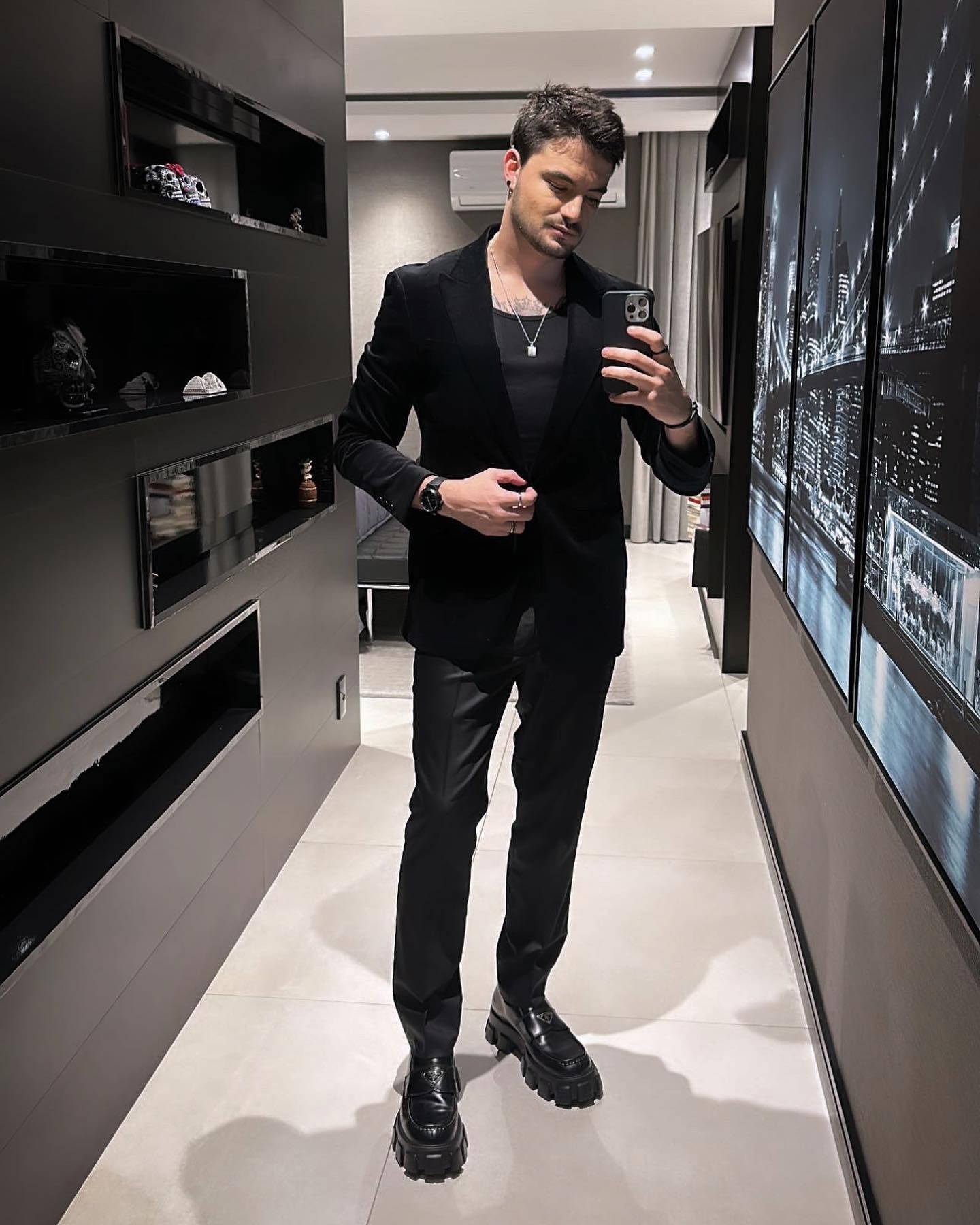 Felipe Neto na may Eleganteng Kasuotang Itim Wallpaper