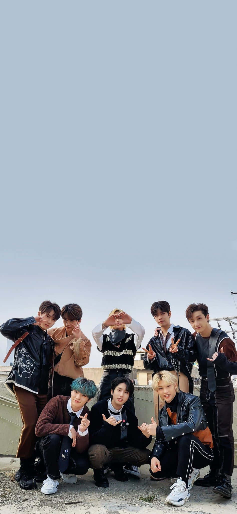 Si Felix ng K-pop Group na Stray Kids na nagpo-pose nang may kumpyansa Wallpaper