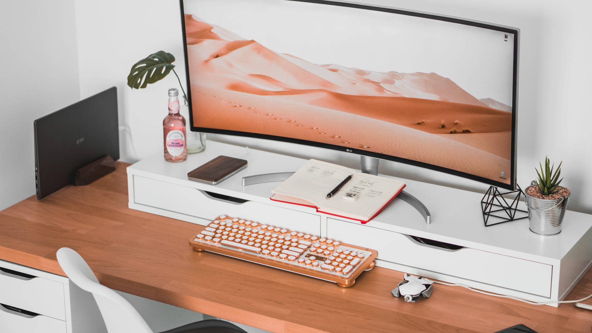 Full HD Computer Desktop Setup sa Nude Aesthetic Wallpaper