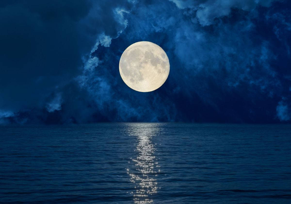 Galaxy Moon at Karagatan sa Gabi Wallpaper