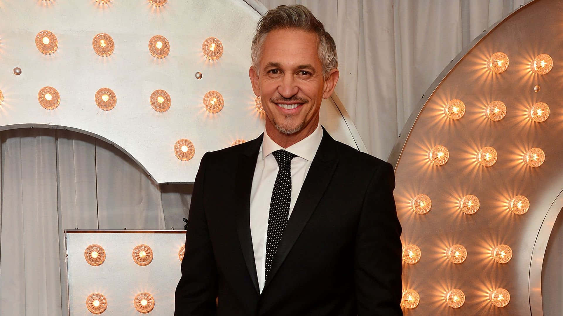 Gary Lineker – Kilalang Sports Broadcaster at Dating Pro Football Player Wallpaper