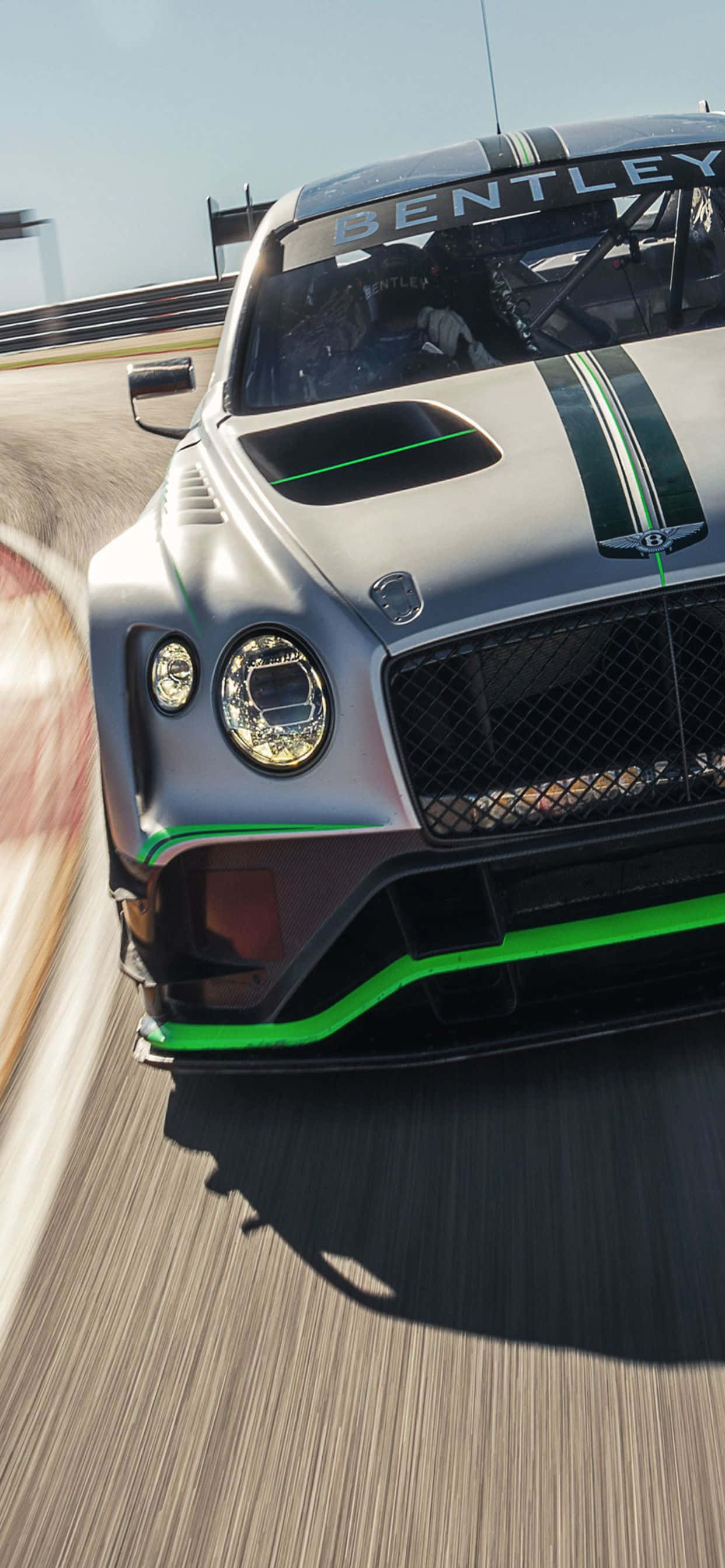 Lumakad sa kalsada tungo sa karangyaan gamit ang Eksklusibong iPhone Xs Max Bentley Wallpaper