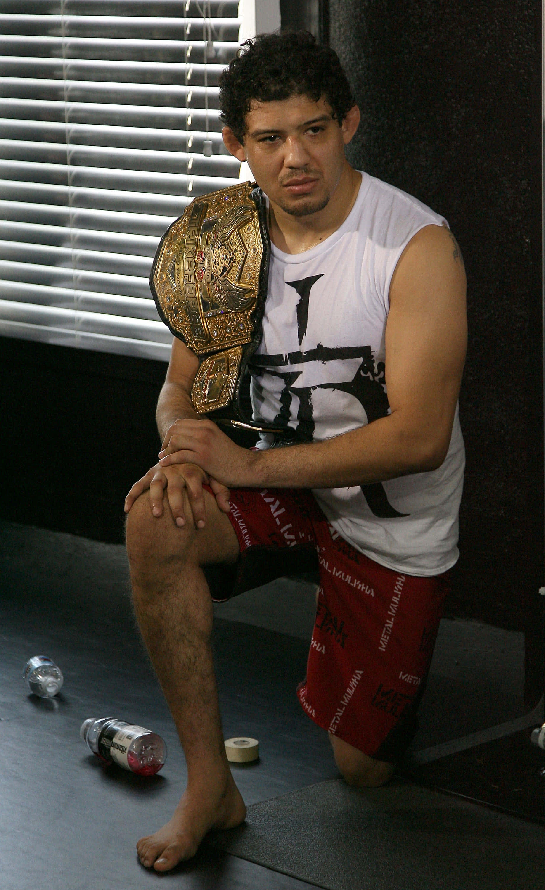 Gilbert Melendez Strikeforce Lightweight Champion Lumuhod Wallpaper
