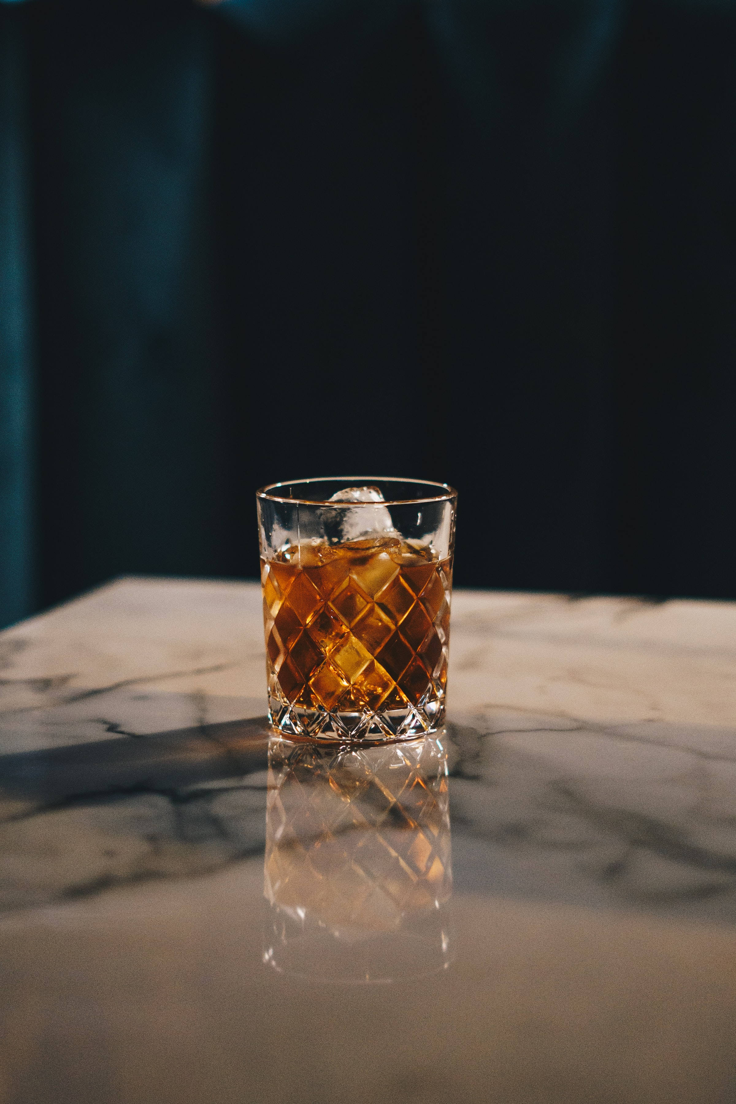 Baso ng Ice-Cold Whiskey Wallpaper