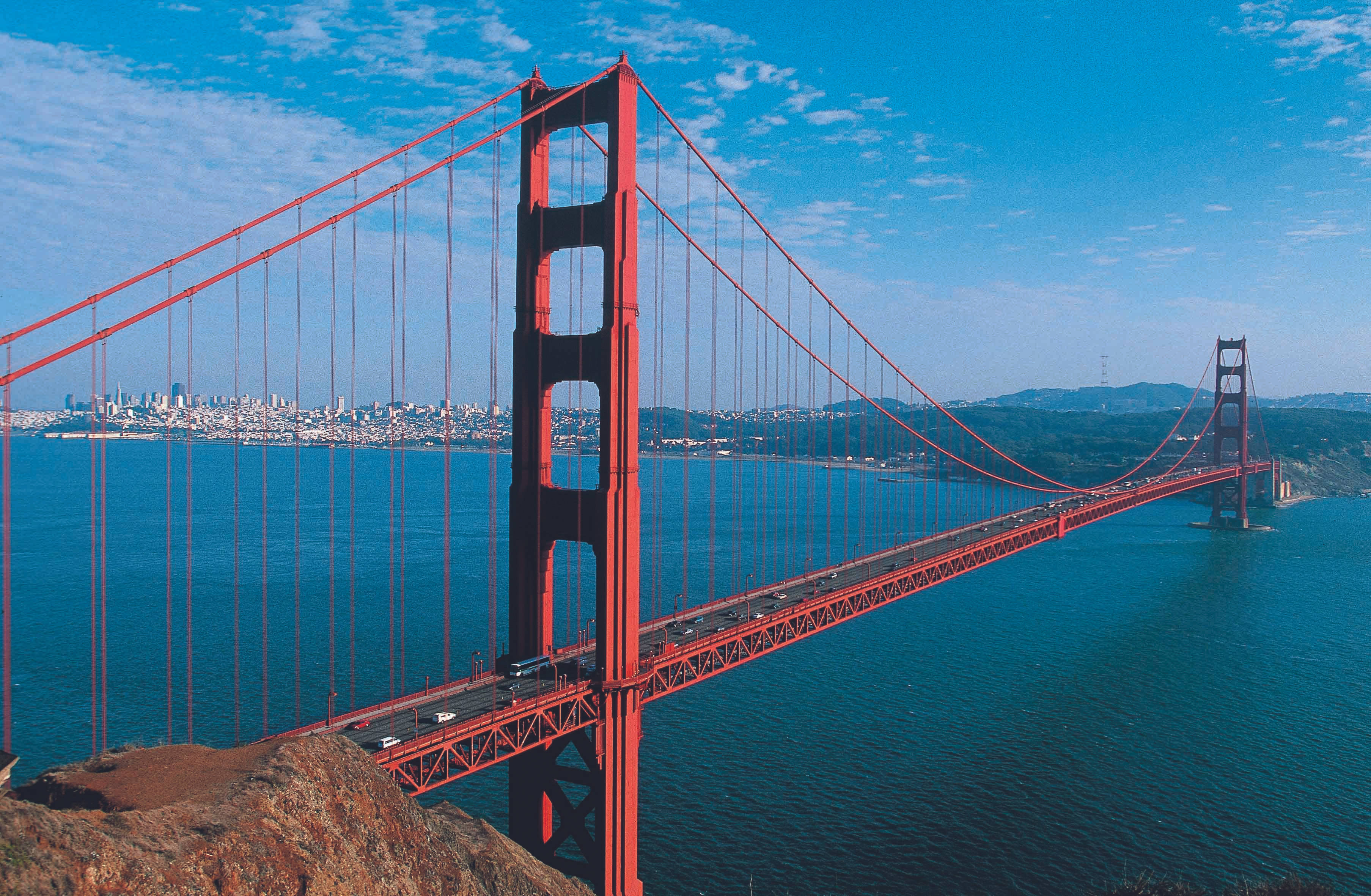 Golden Gate Bridge Nakasuspinde sa Asul na Tubig Wallpaper
