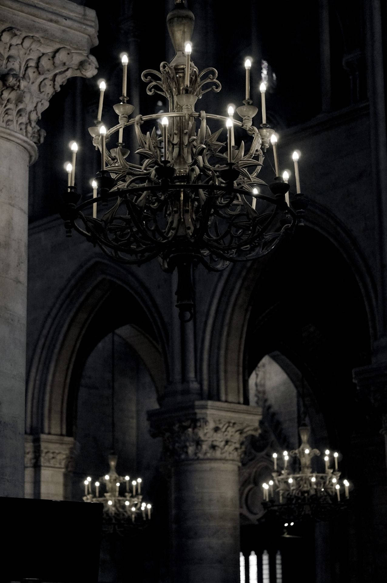 Gothic Aesthetic na Litrato ng Loob ng Kastilyo Wallpaper