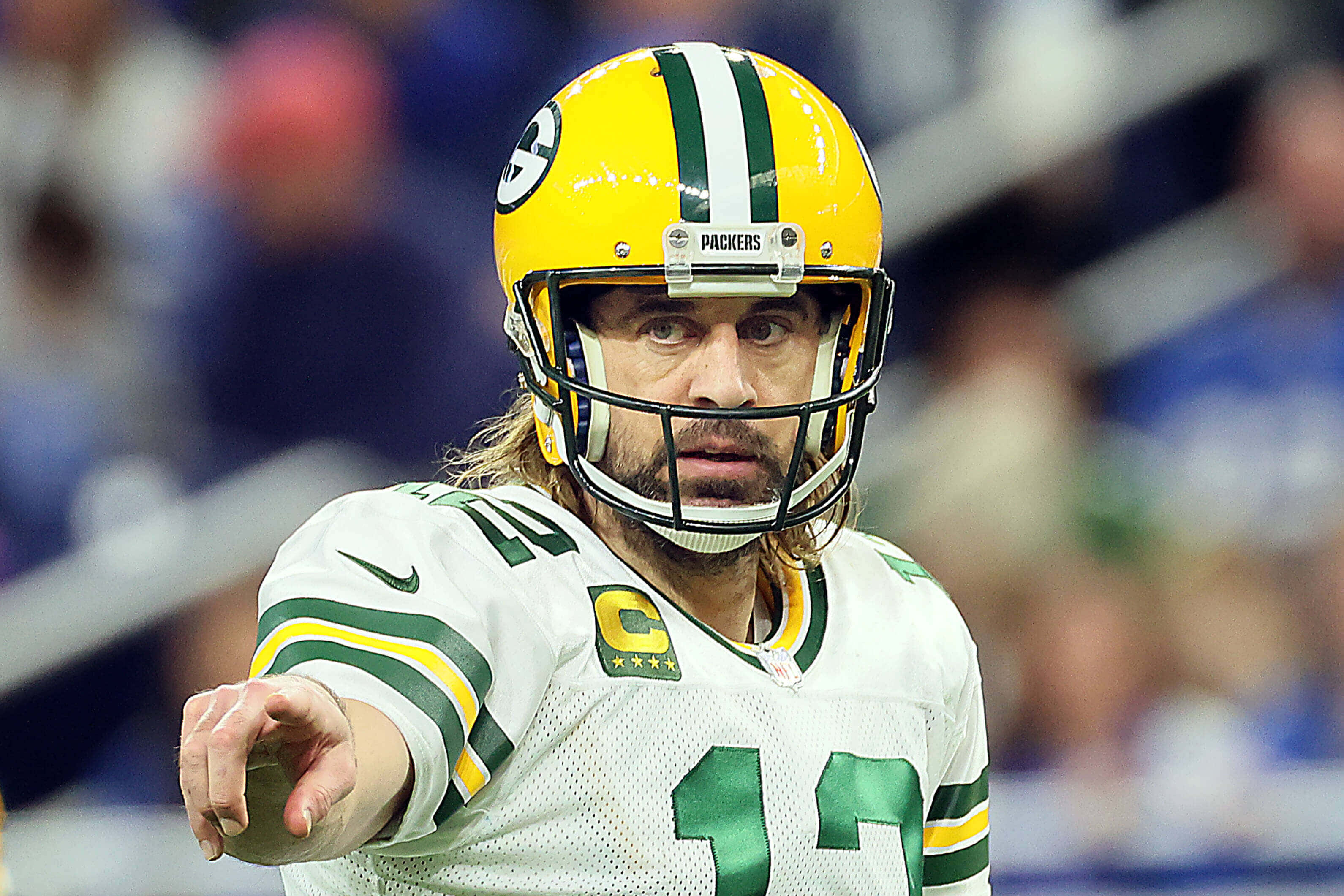 Green Bay Packers Quarterback Aaron Rodgers ay nagtatapon ng touchdown pass Wallpaper