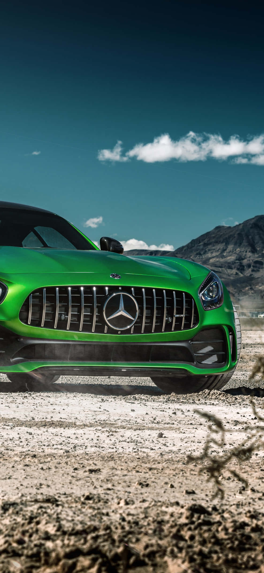 Green iPhone Xs Mercedes Amg Background Malapit sa mga Bundok Wallpaper