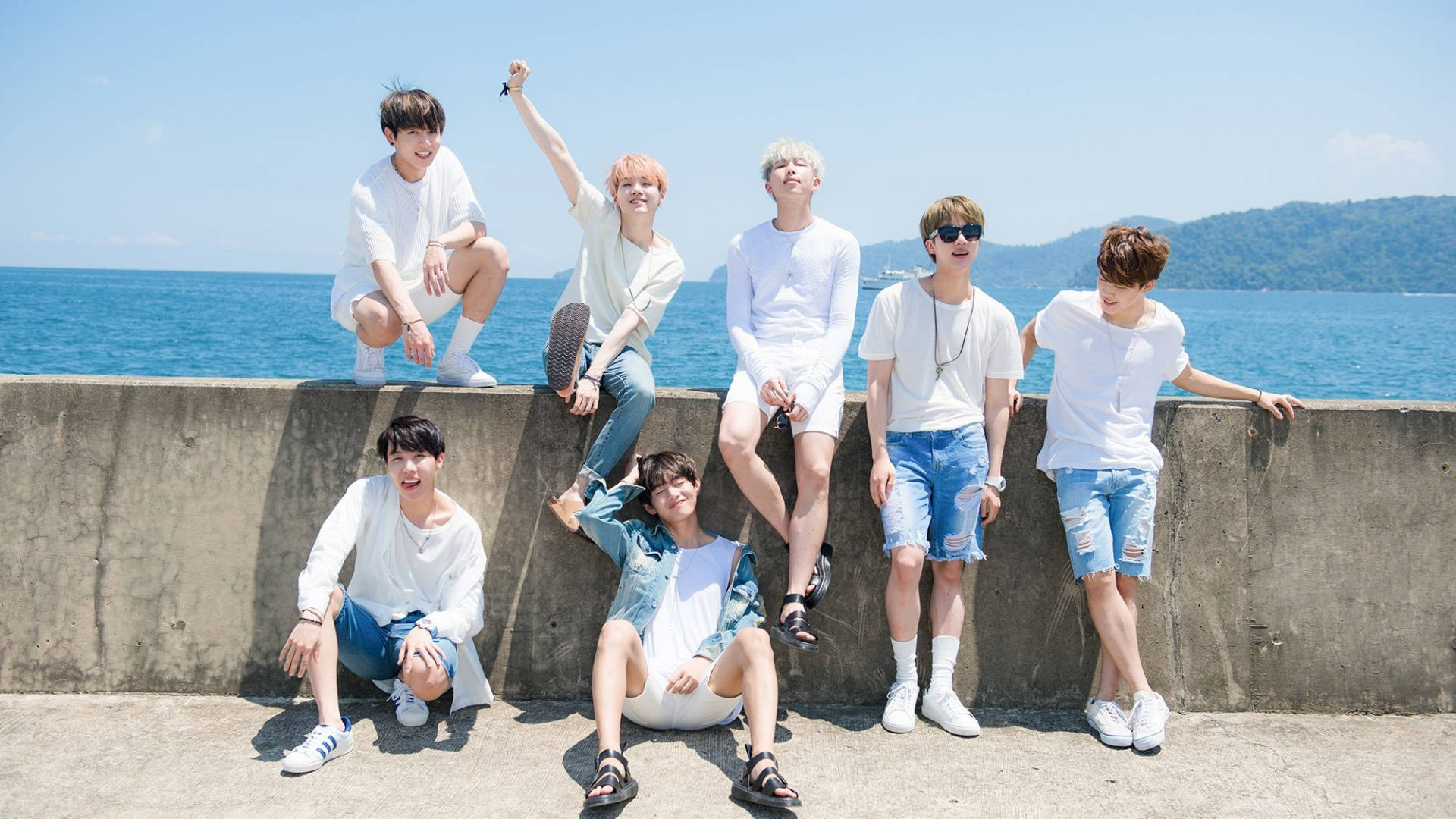 Group Photo ng BTS Malapit sa Karagatan Wallpaper