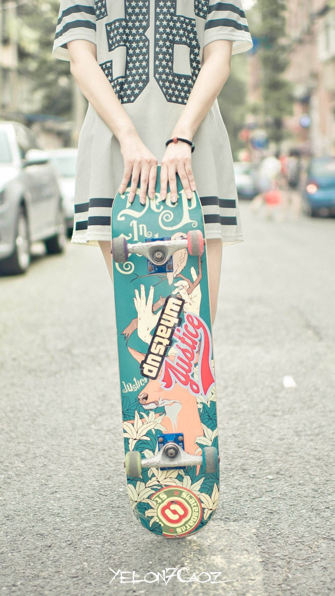 Half Body Ng Babae May Skateboard iPhone Wallpaper