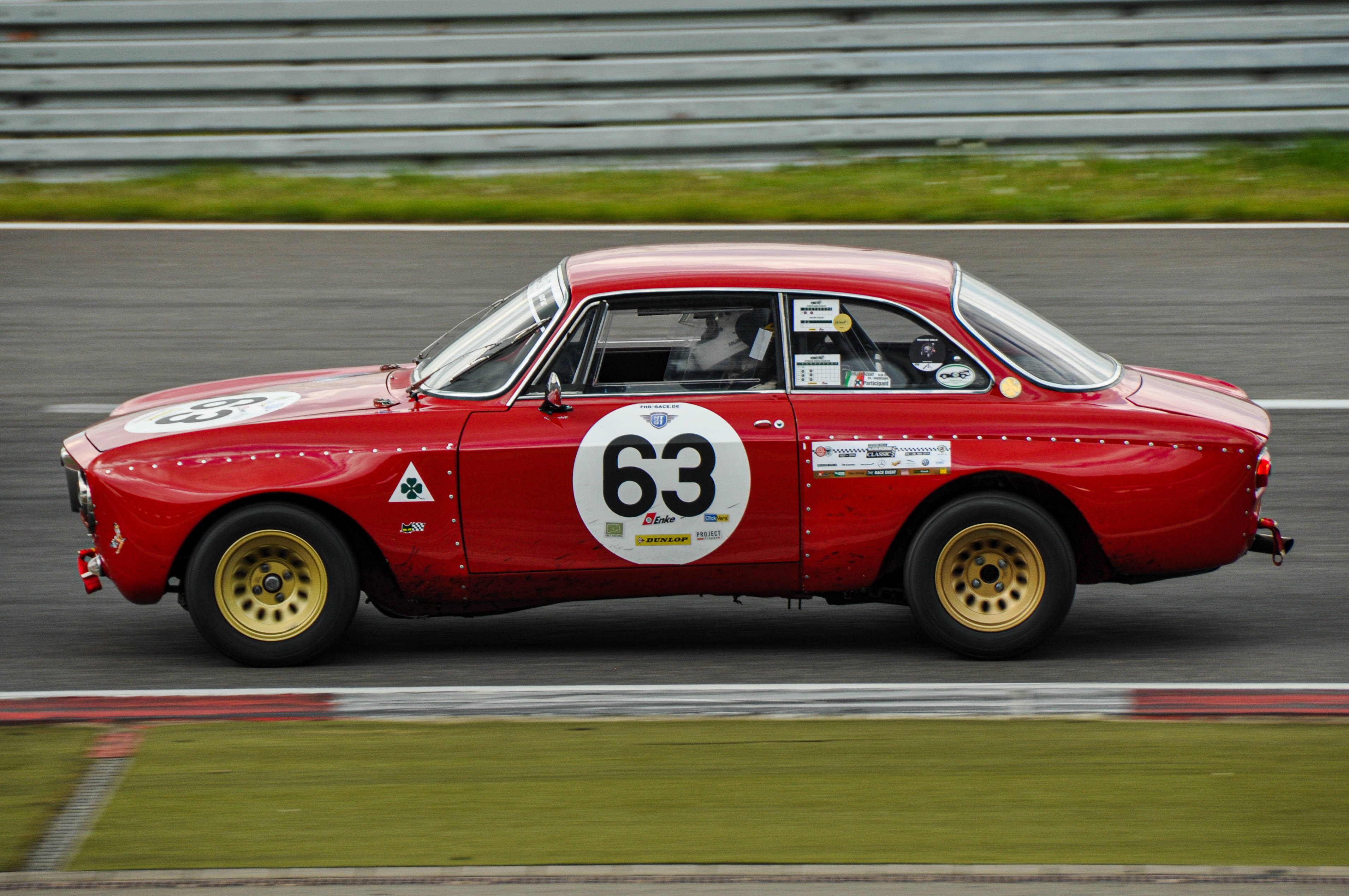 Handa, Set, Karera! Ang Alfa Romeo GTA ay Pumapasok sa Track Wallpaper