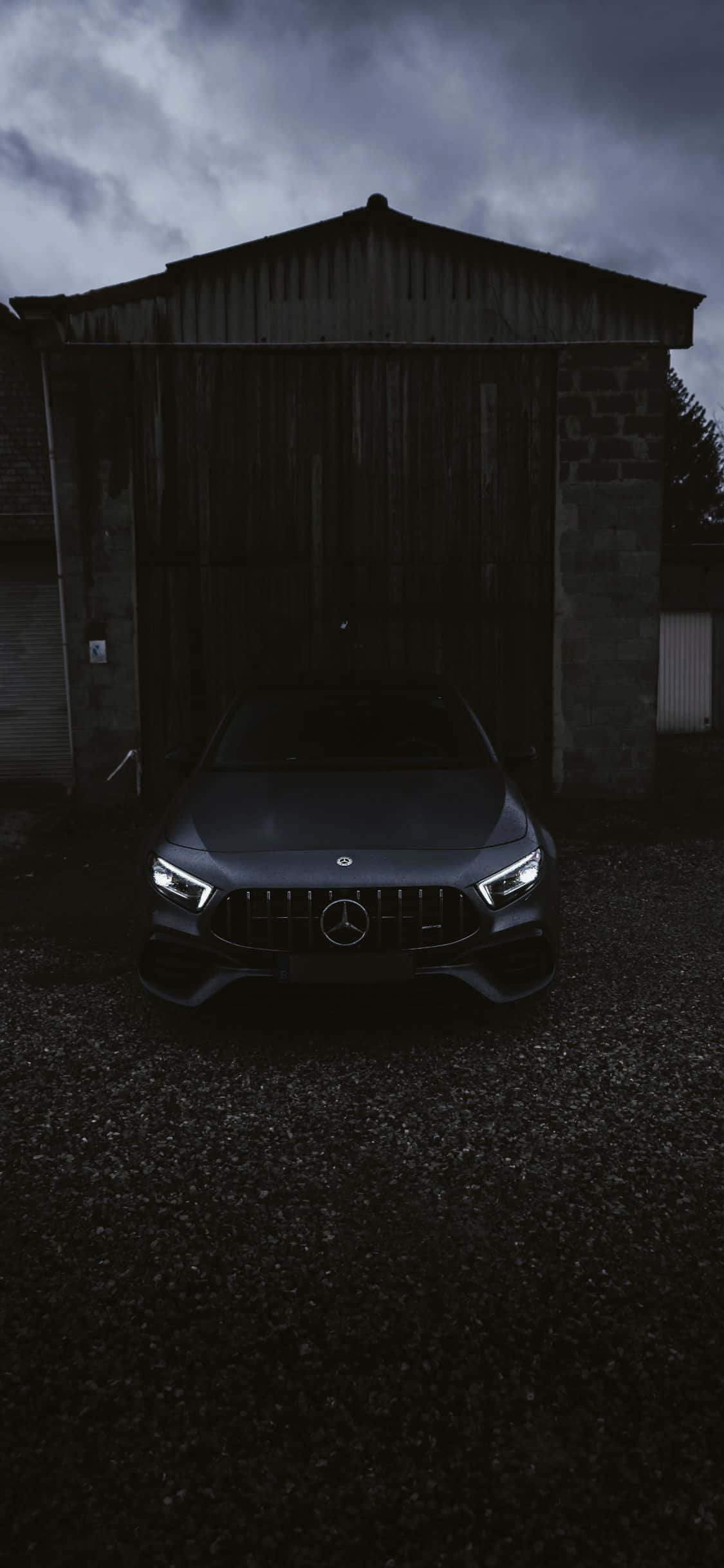 Harap na Tanaw ng Itim na iPhone Xs Mercedes Amg Background Wallpaper