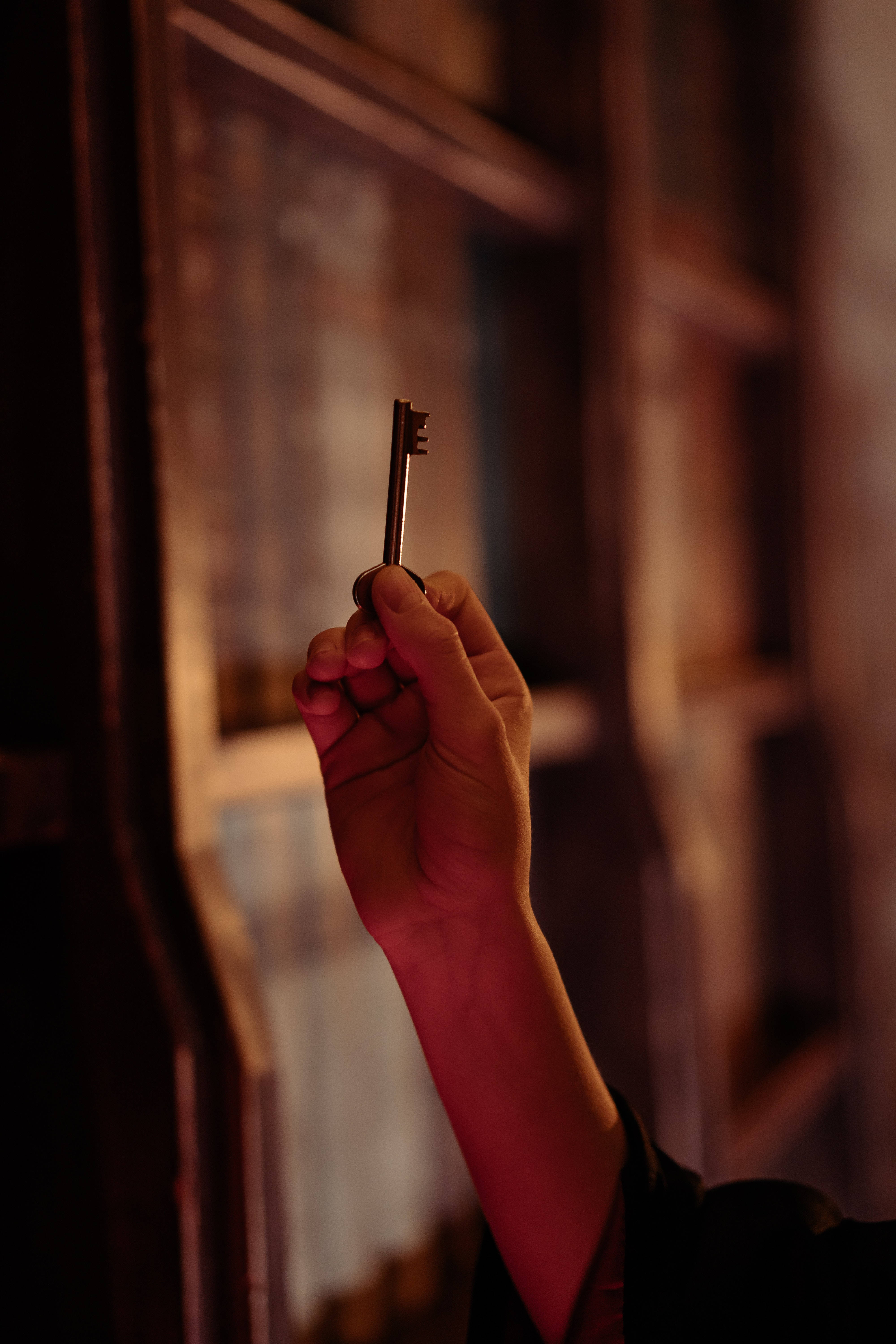 Harry Potter Aesthetic na Kamay na May Susi Wallpaper