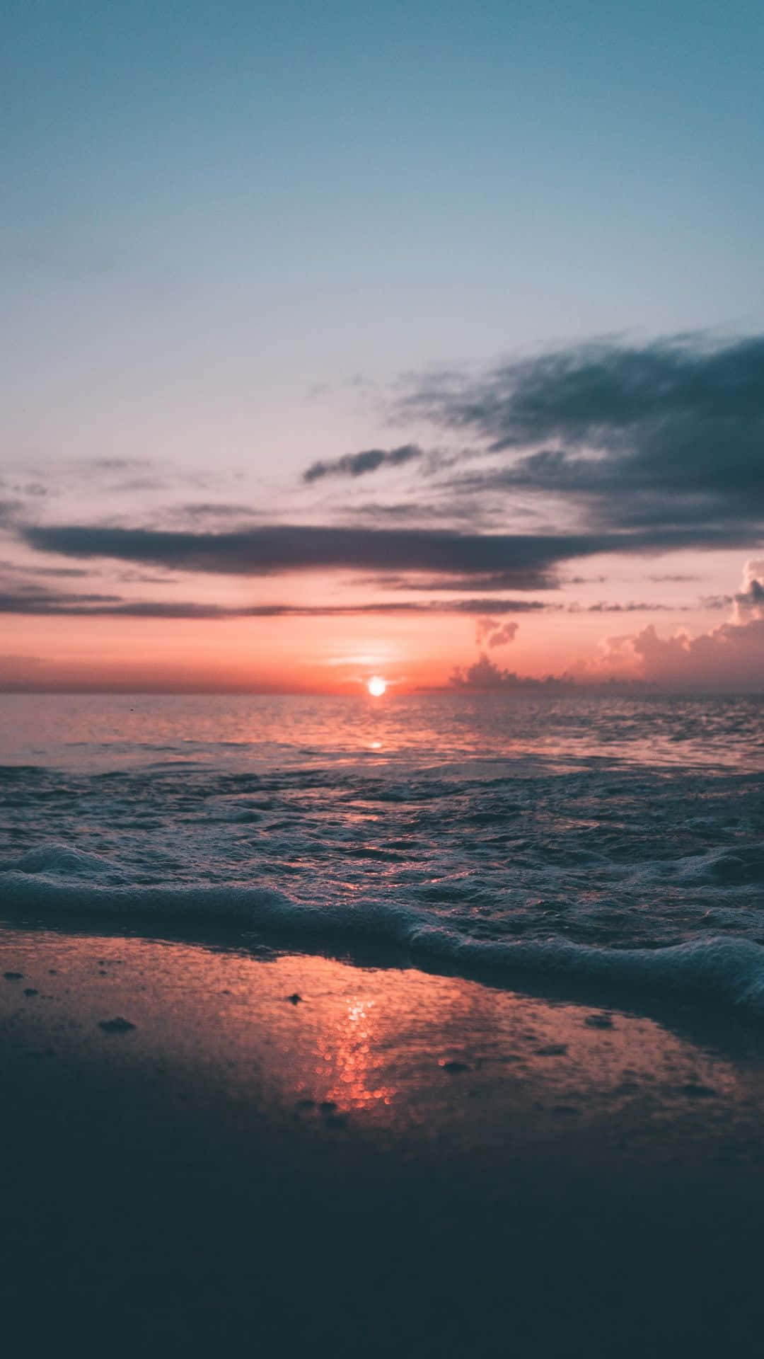 Hayaang dalhin ka ng kagandahan ng paglubog ng araw sa dalampasigan Wallpaper