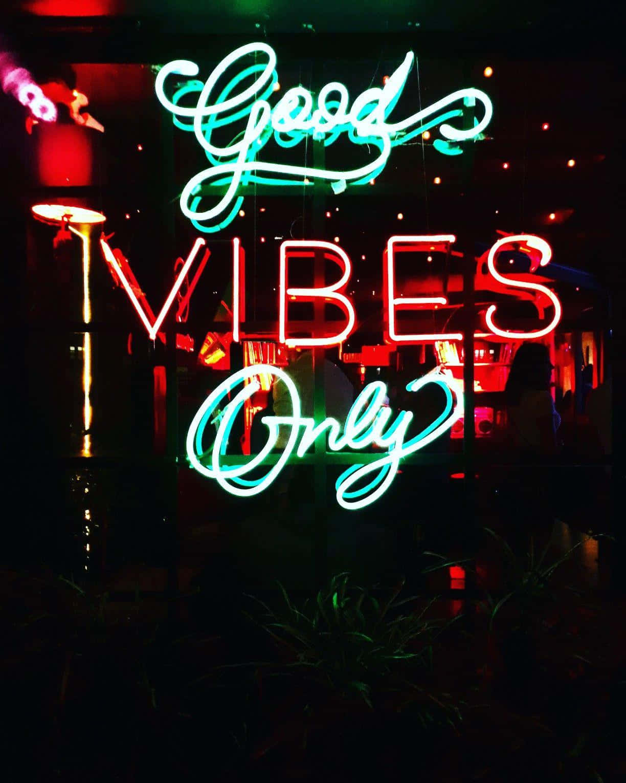Hayaang magbigay-liwanag sa iyong buhay ang neon vibes Wallpaper