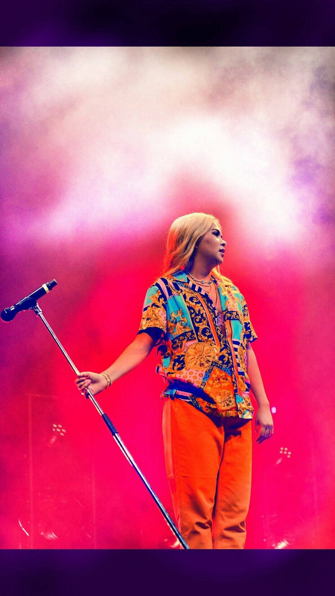 Hayley Kiyoko na Nagpeperform sa Isang Live Concert Wallpaper