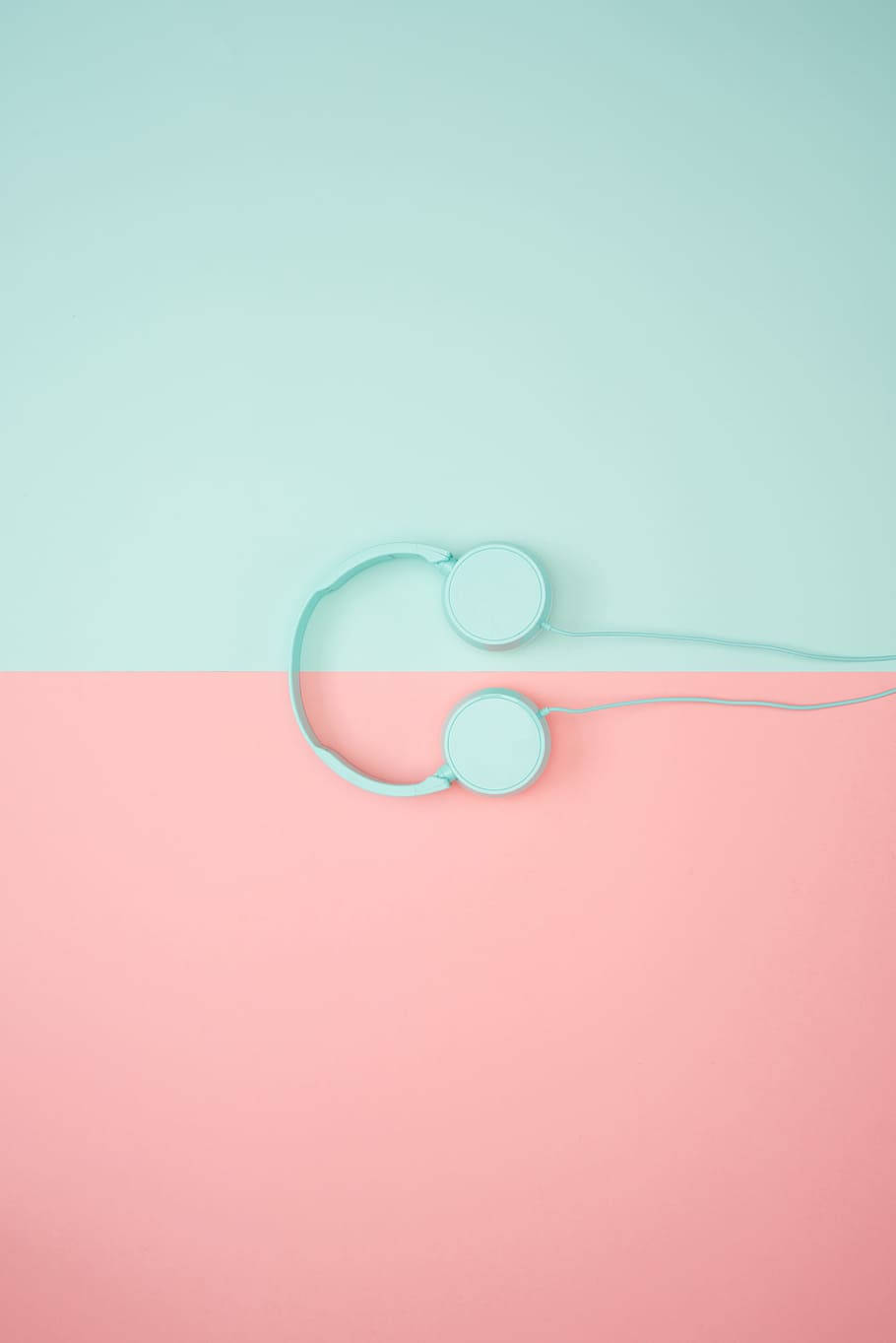 Headphone na Pastel Green Pink para sa iPhone Wallpaper