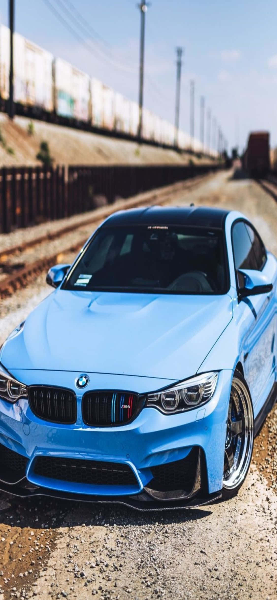 Mataas na Teknolohiya at Marangya. Ang iPhone X at isang makinis na BMW na magkasama. Wallpaper