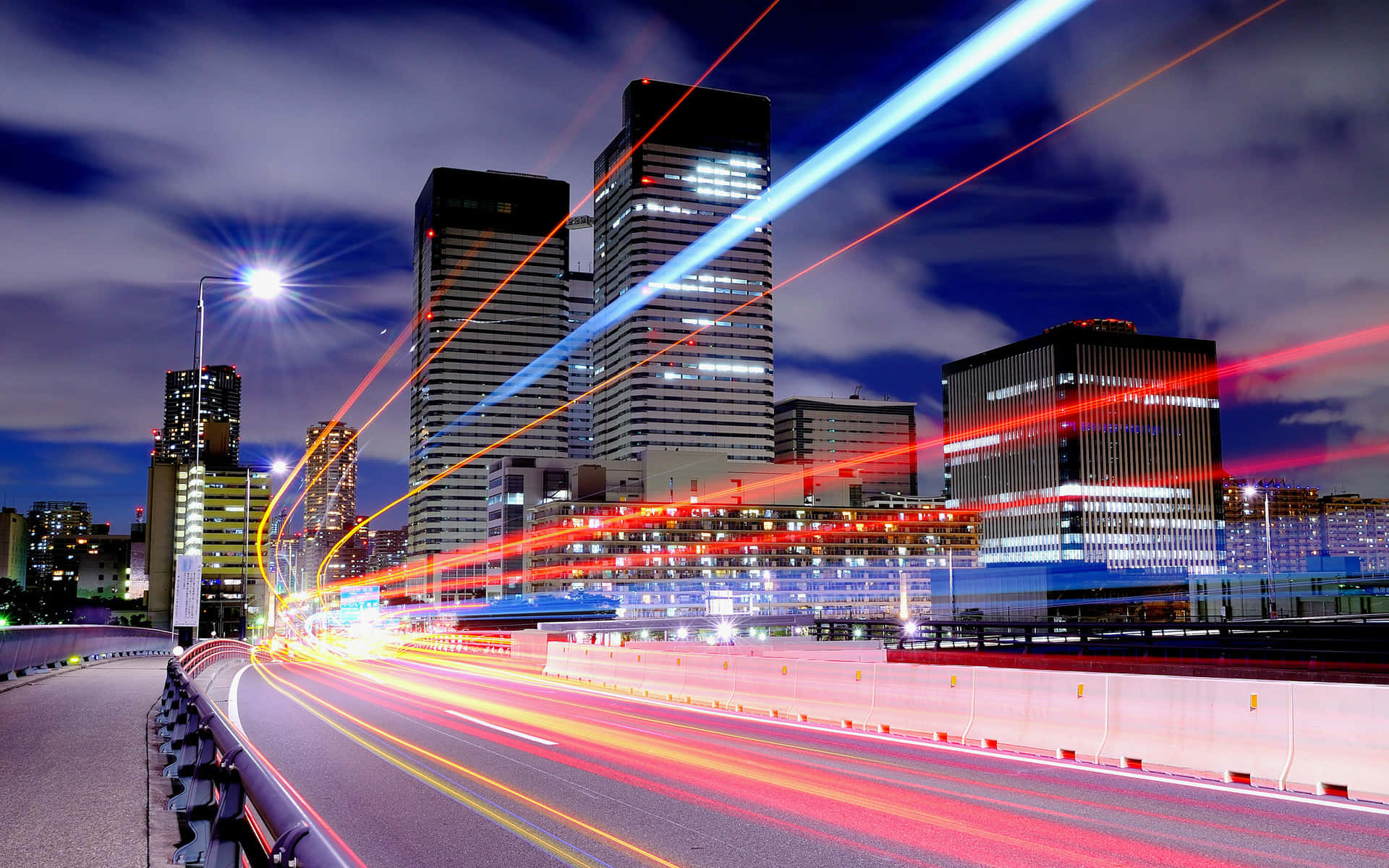 Highway at Mga Skyscraper ng Lungsod Wallpaper