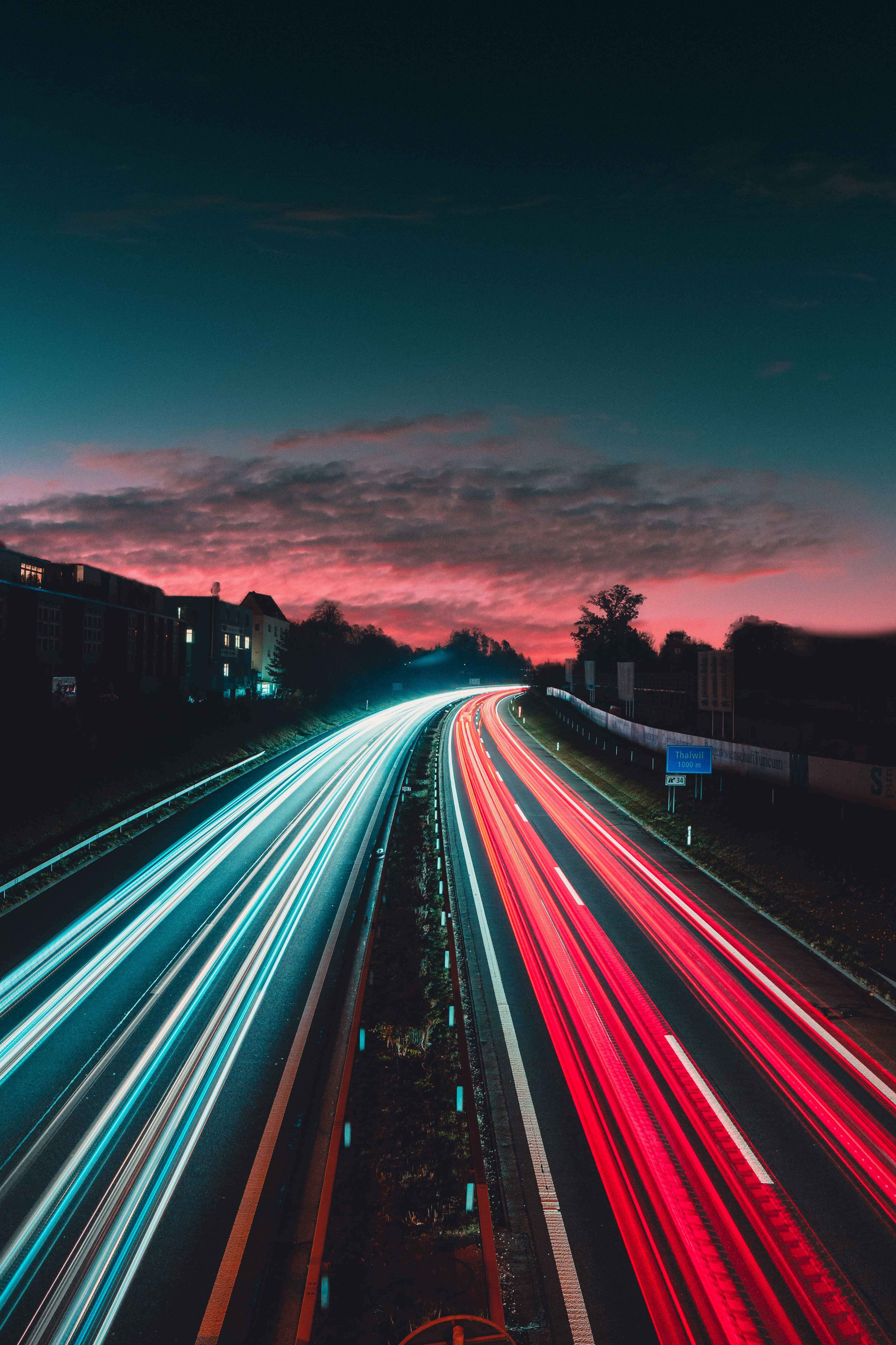 Hindi Kapaniwalang Highway sa Gabi iPhone Background Wallpaper