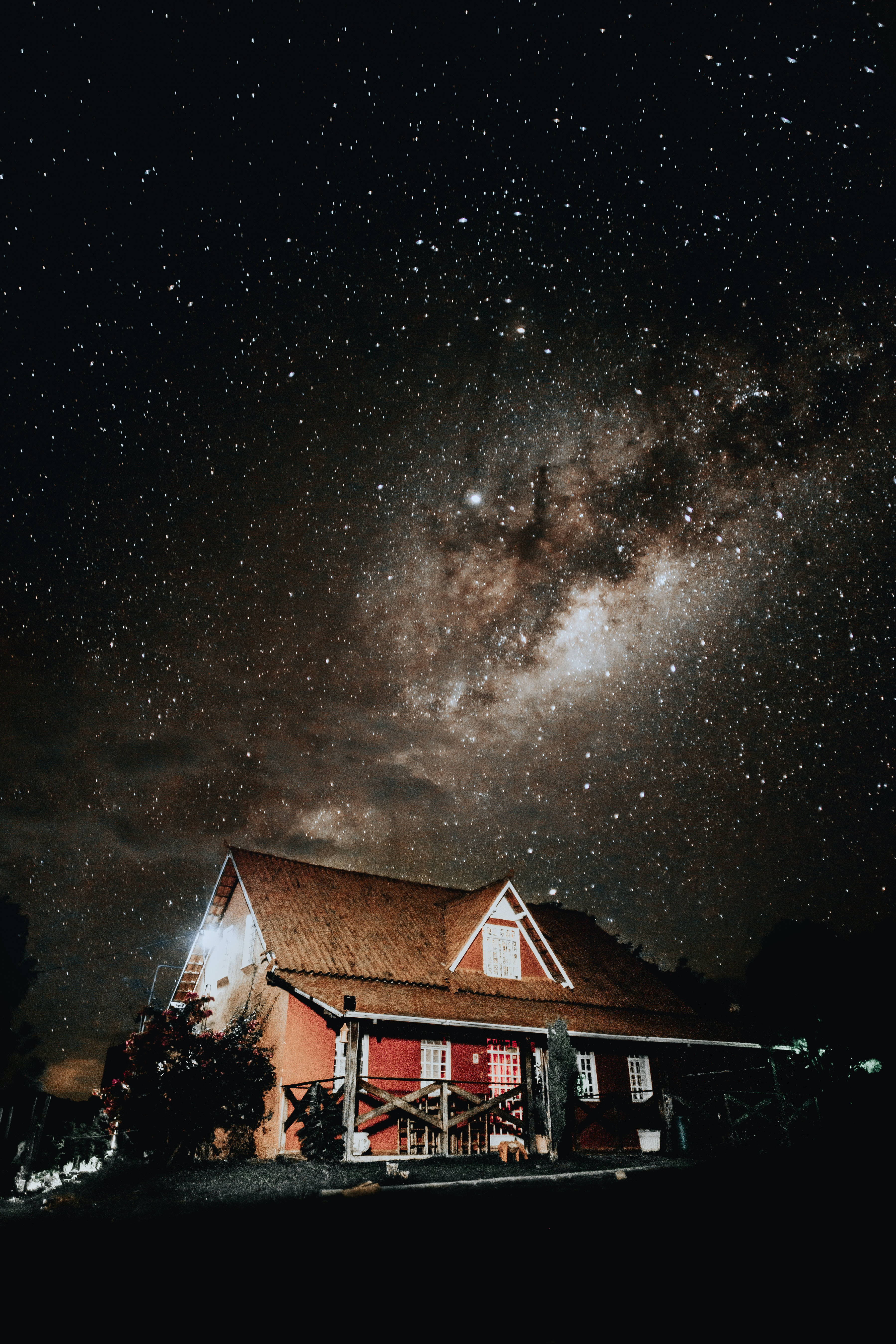 Bahay sa Ilalim ng Starry Sky Wallpaper