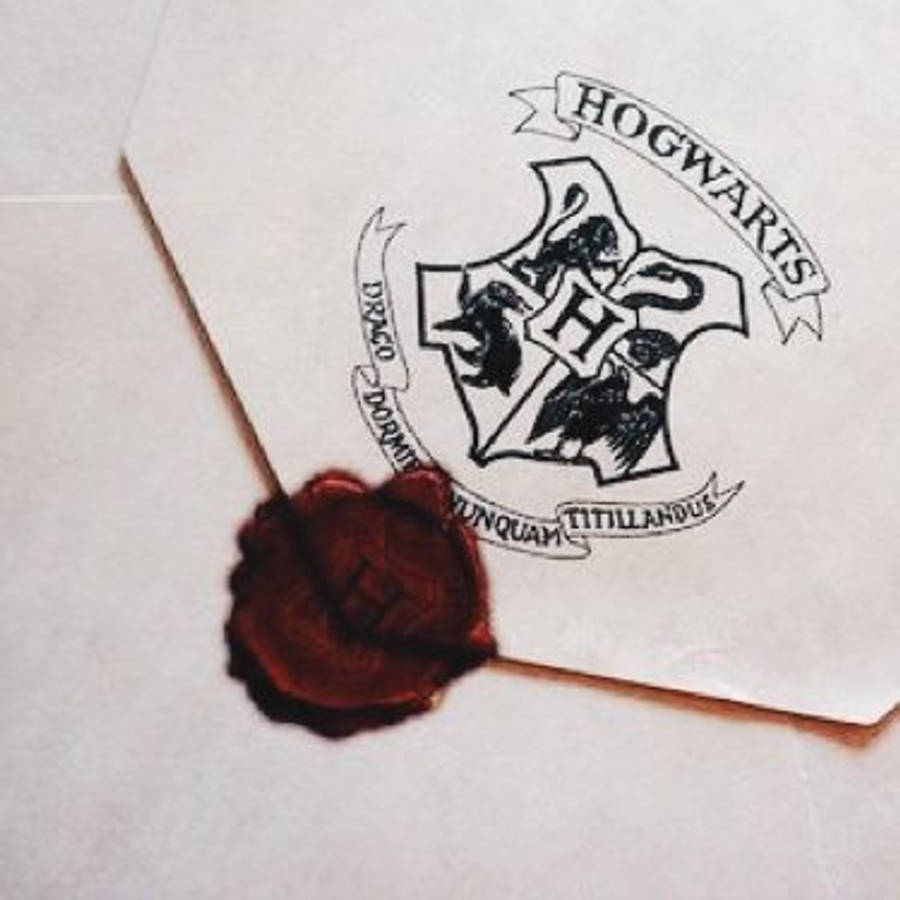 HP Aesthetic Sobres ng Hogwarts na May Pulang Selyo Wallpaper