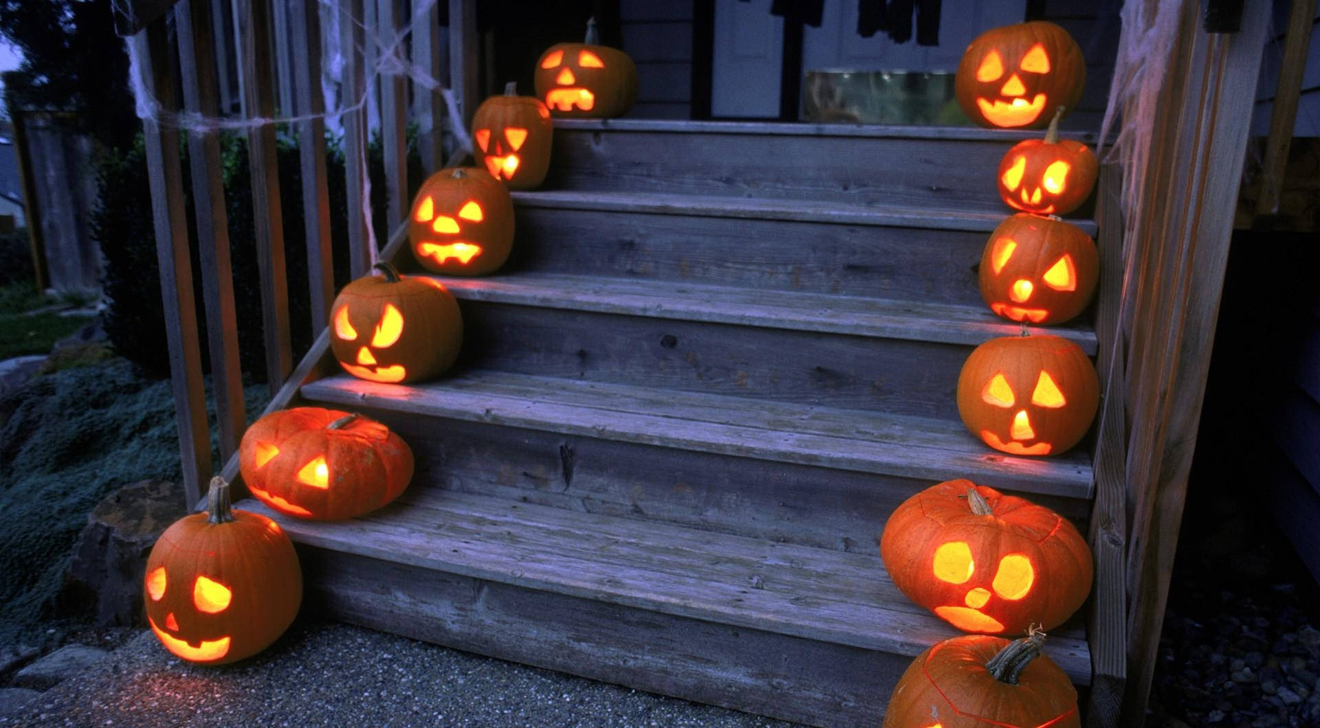 Humanda para sa isang nakakatakot at kapana-panabik na Halloween sa pinagmumultuhang bahay na ito! Wallpaper