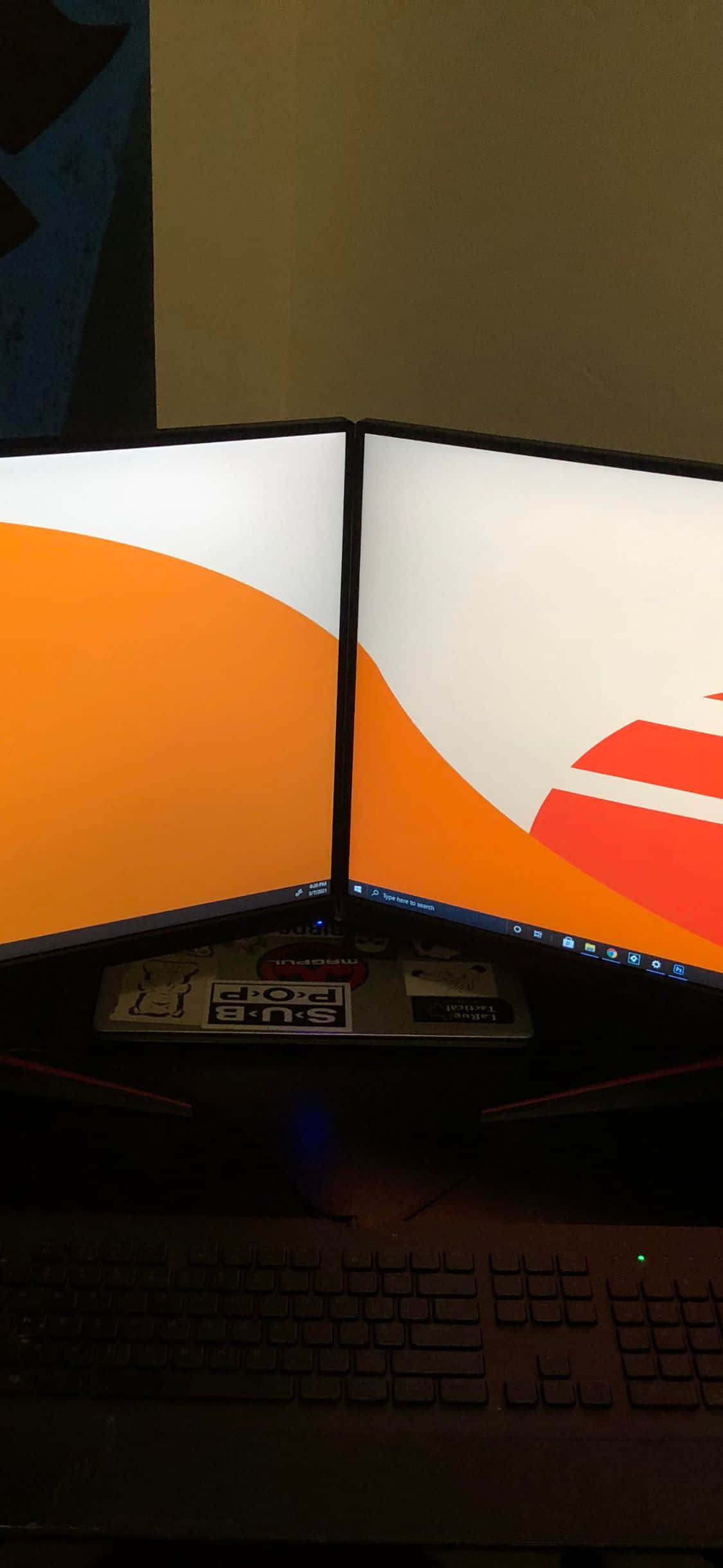 Iangat ang iyong work station gamit ang modern at intuitive na iPhone Xs Monitor Wallpaper