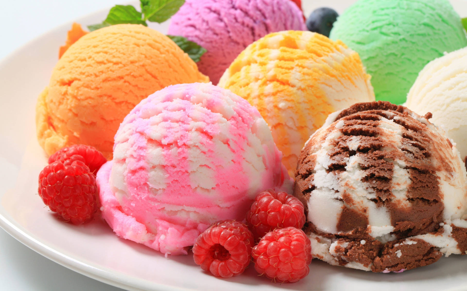 Iba't ibang Ice Creams at Berries Wallpaper