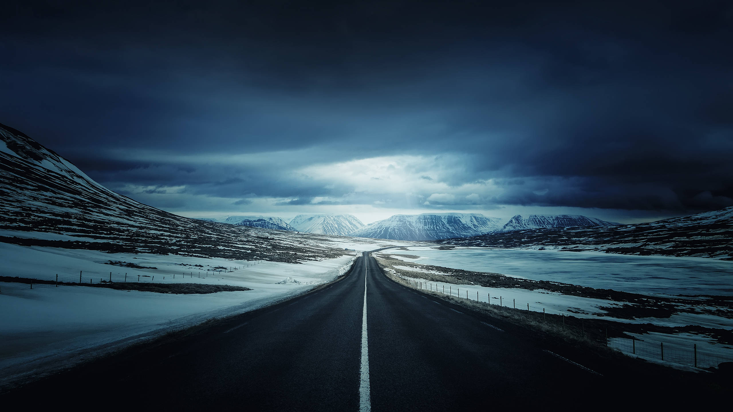 Iceland Ring Road at Mga Ulap Dark Mode Wallpaper