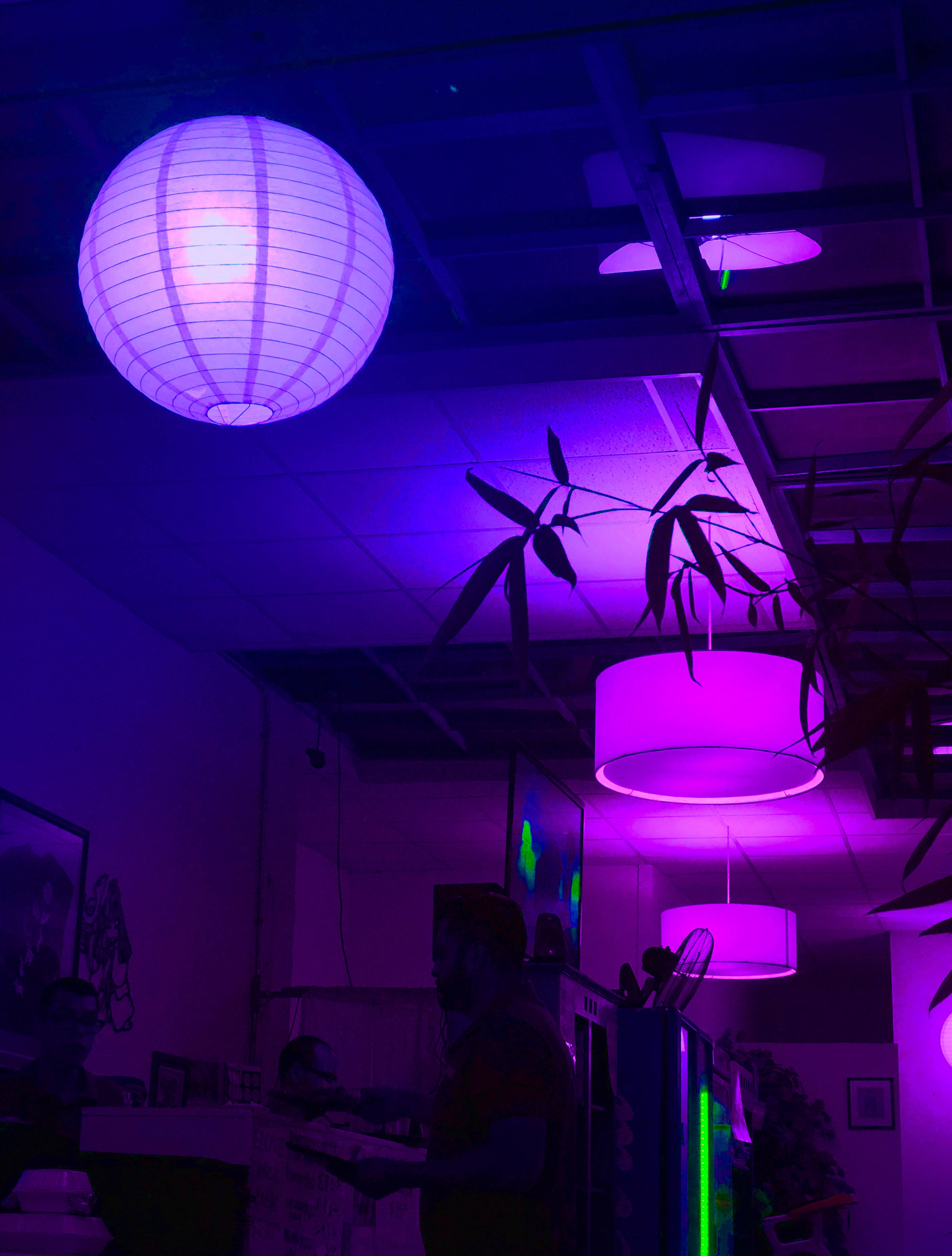 Ideya ng Kwarto na Aesthetic na Dark Purple Wallpaper
