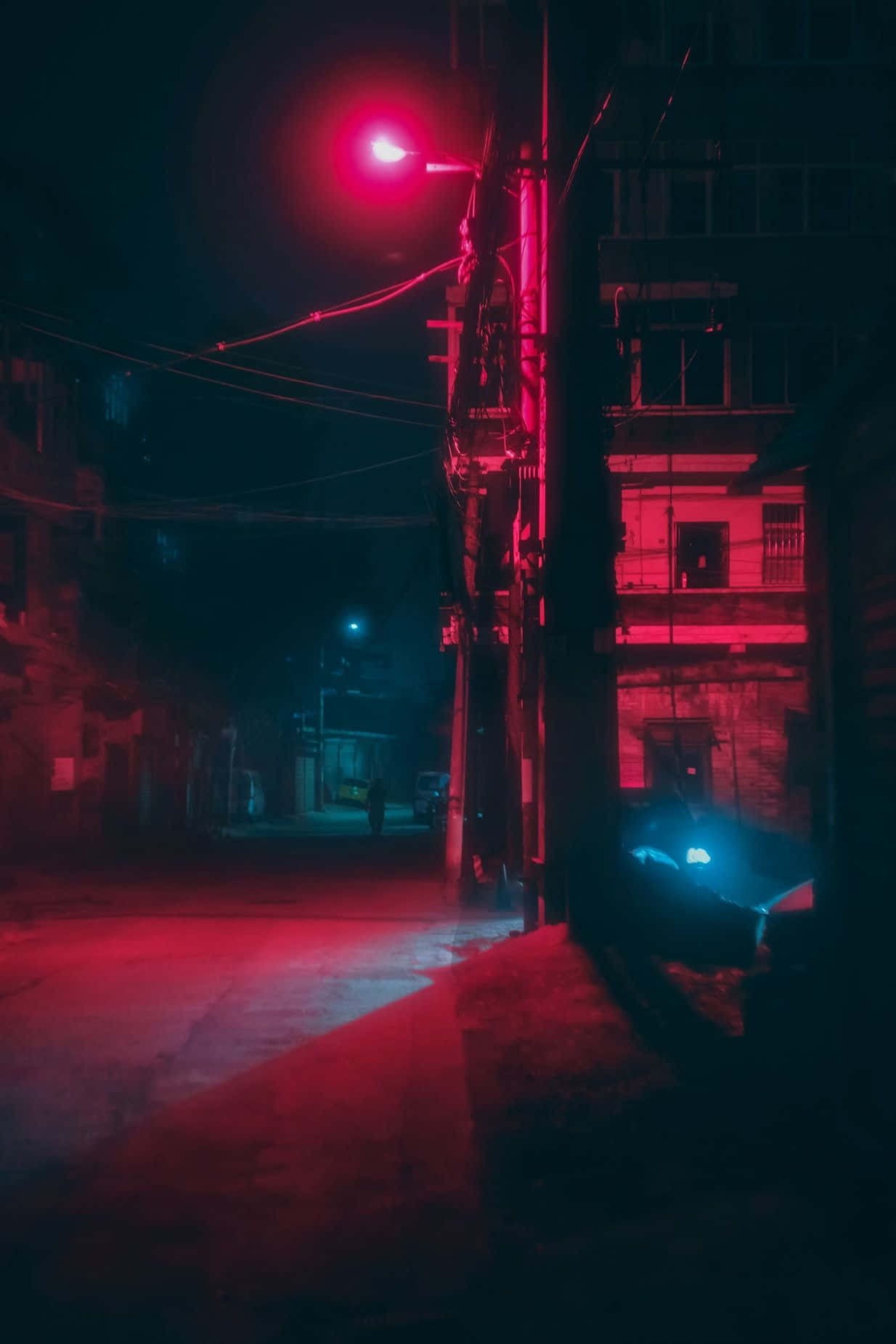 Ilaw na Neon Red Aesthetic na Nagpapaliwanag sa Isang Kalye Wallpaper