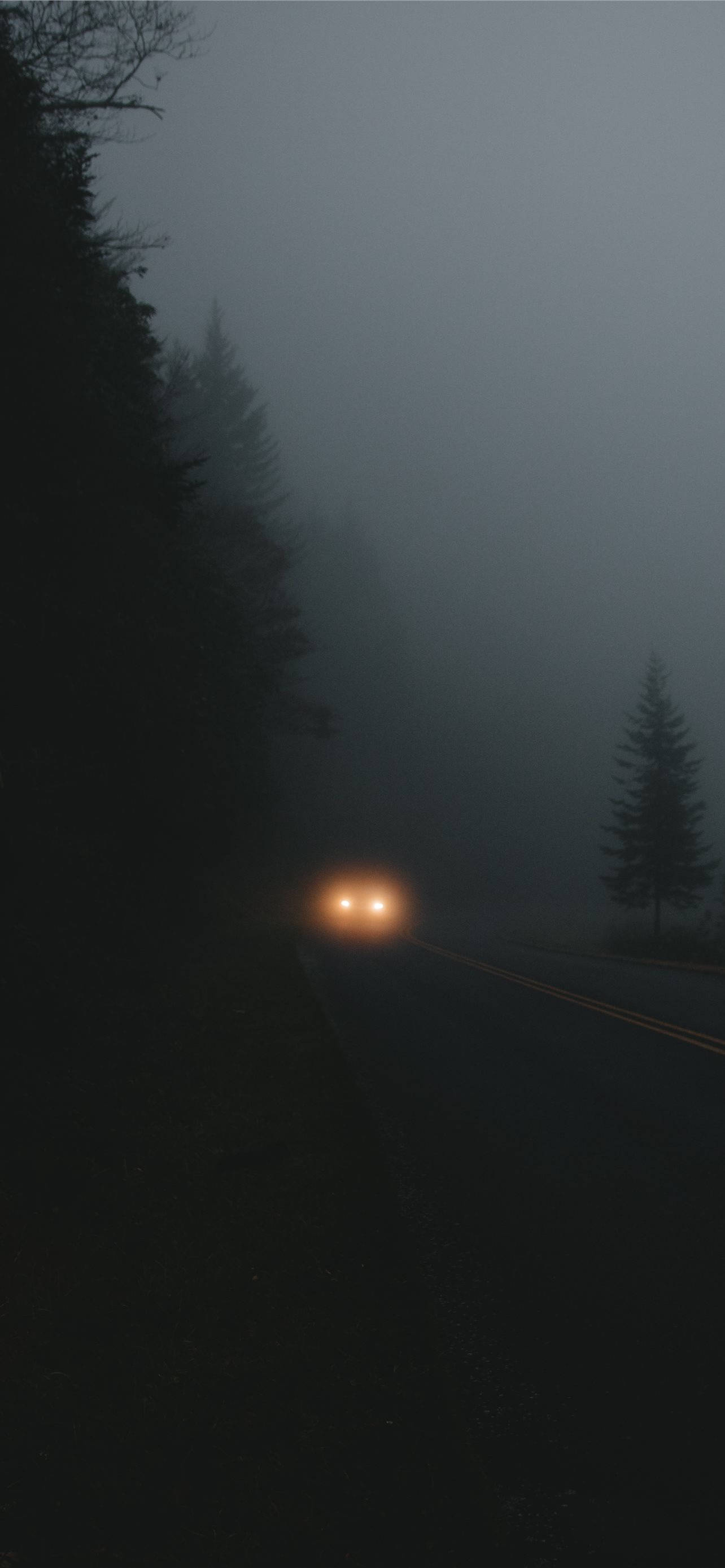 Ilaw ng Highway sa Dilim - iPhone Wallpaper