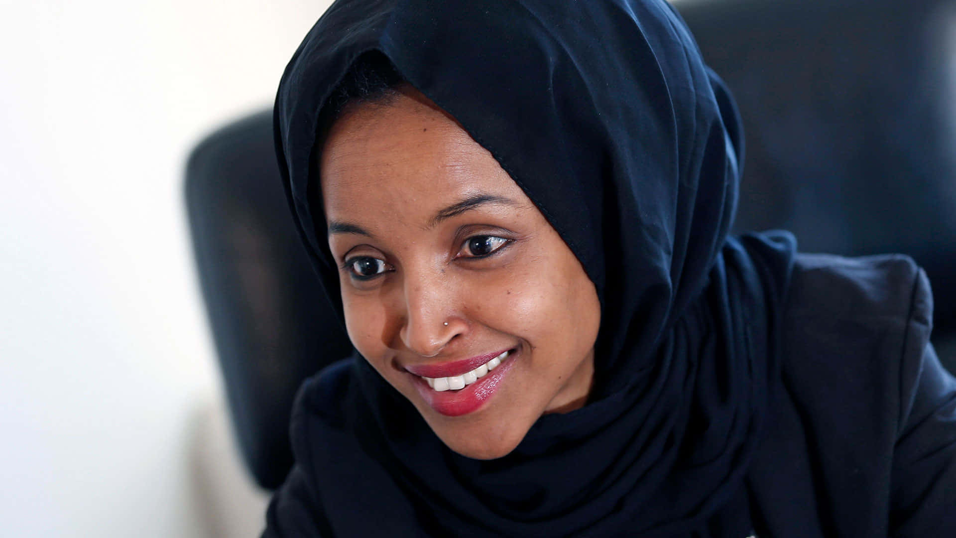 Ilhan Omar na Nakasuot ng Itim na Kasuotan Wallpaper