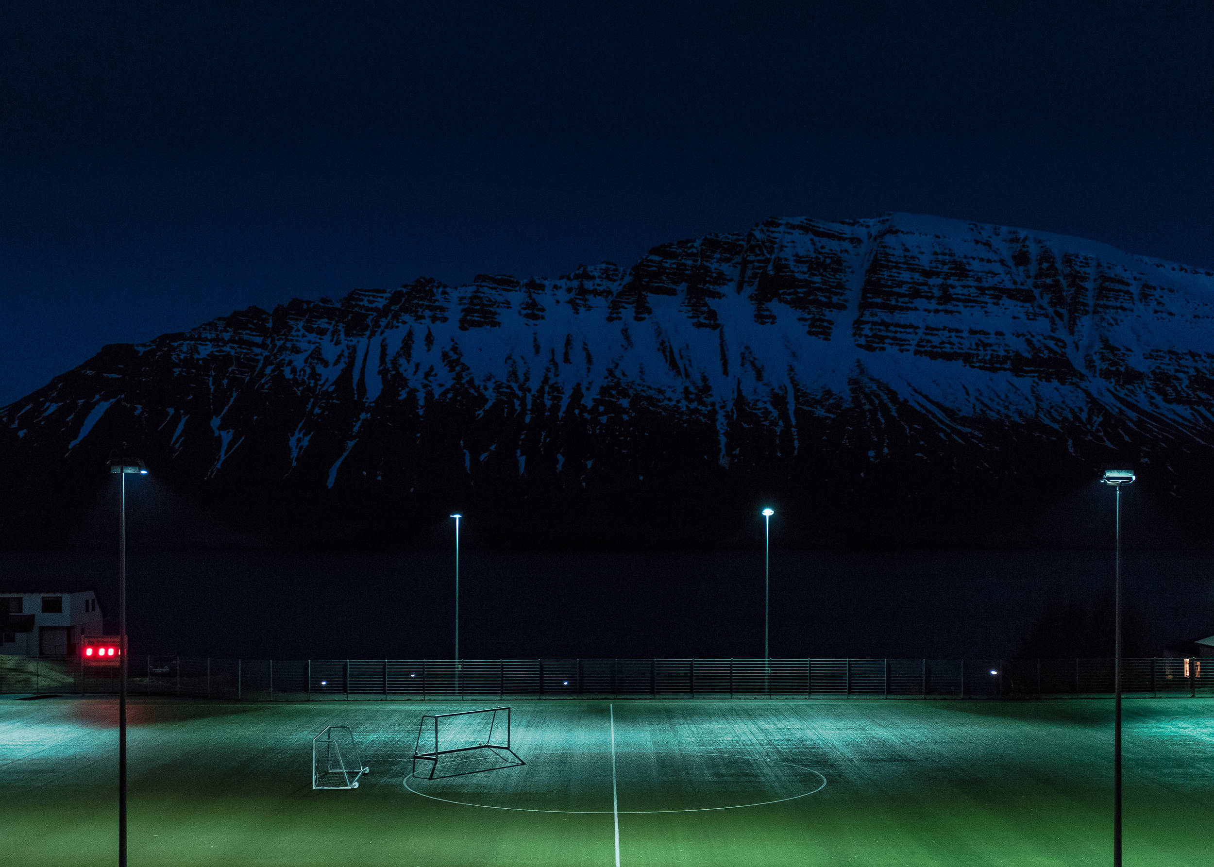 Iluminadong football field sa gabi na handa para sa laro. Wallpaper