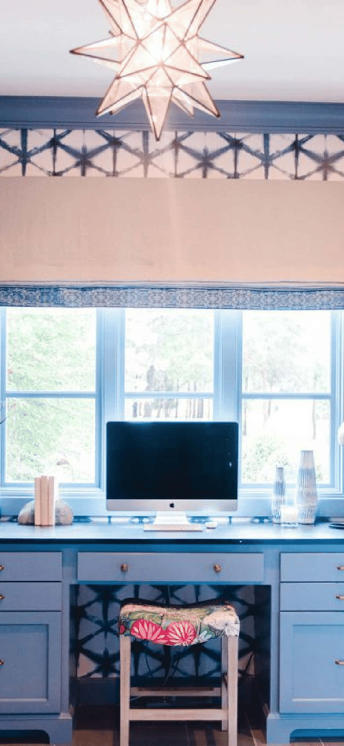 iMac sa Itaas ng Asul na Mesa na Background ng Opisina para sa iPhone X Wallpaper
