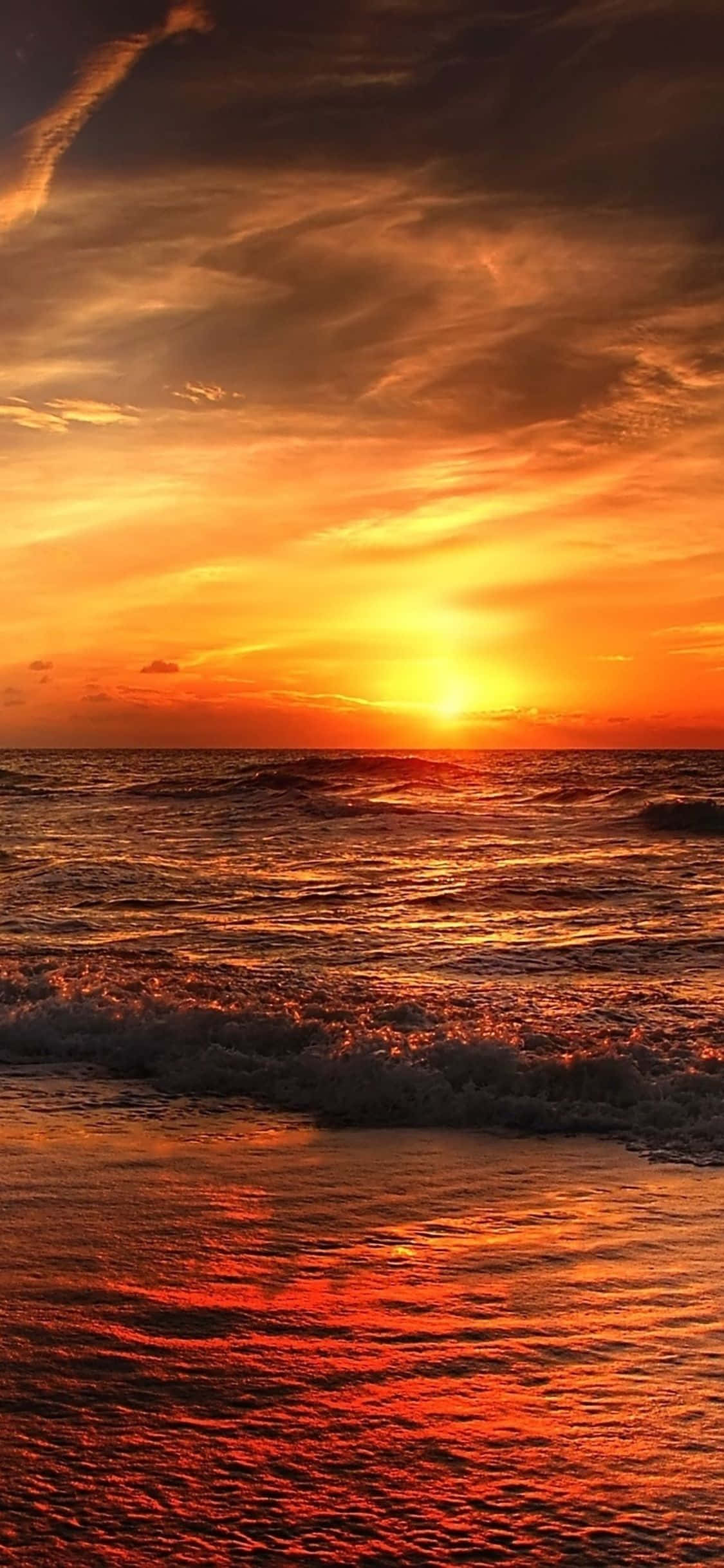 Imahe “Maganap ang Sunset sa Beach kasama ang iyong iPhone” Wallpaper
