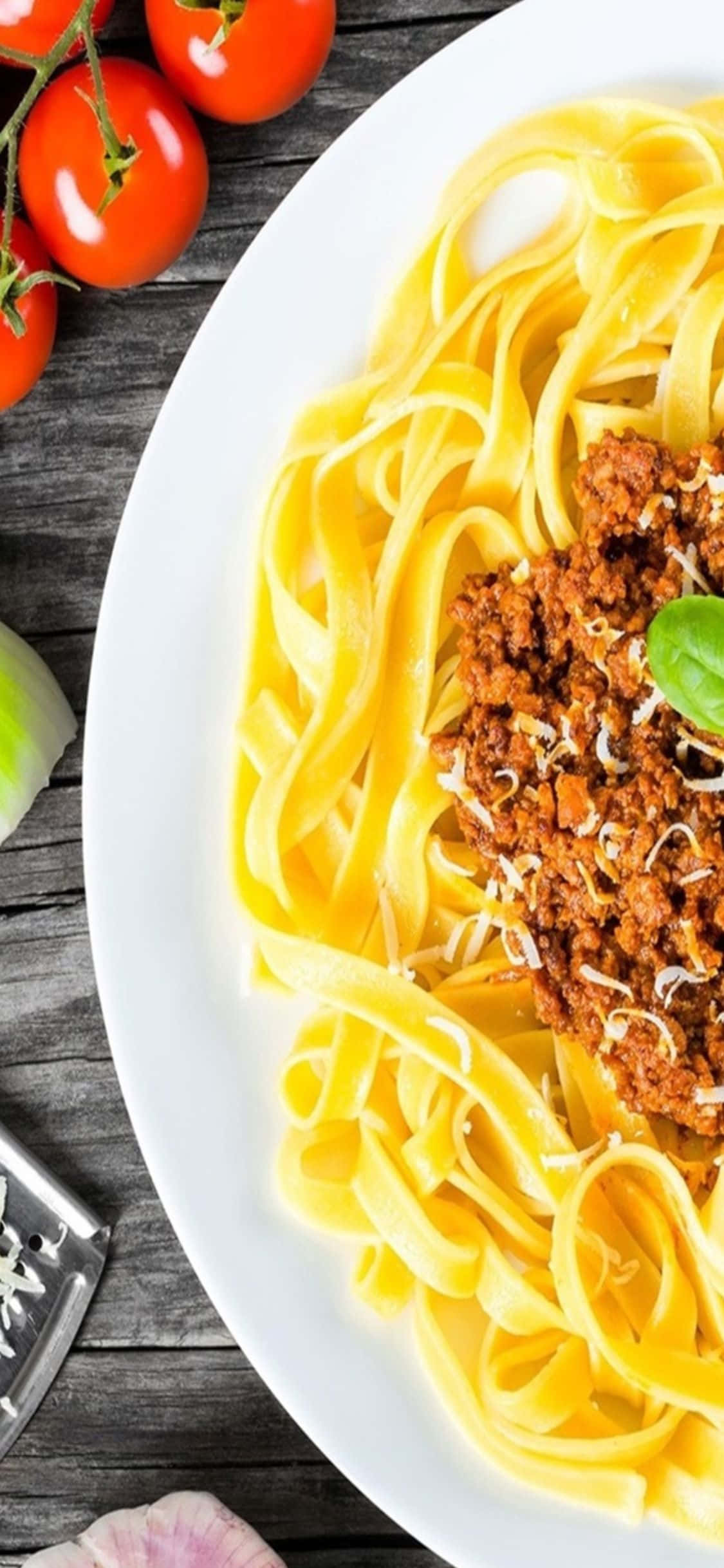 Imahe: Isang plato ng sariwang pasta na tinakpan ng mga erba at espesya Wallpaper