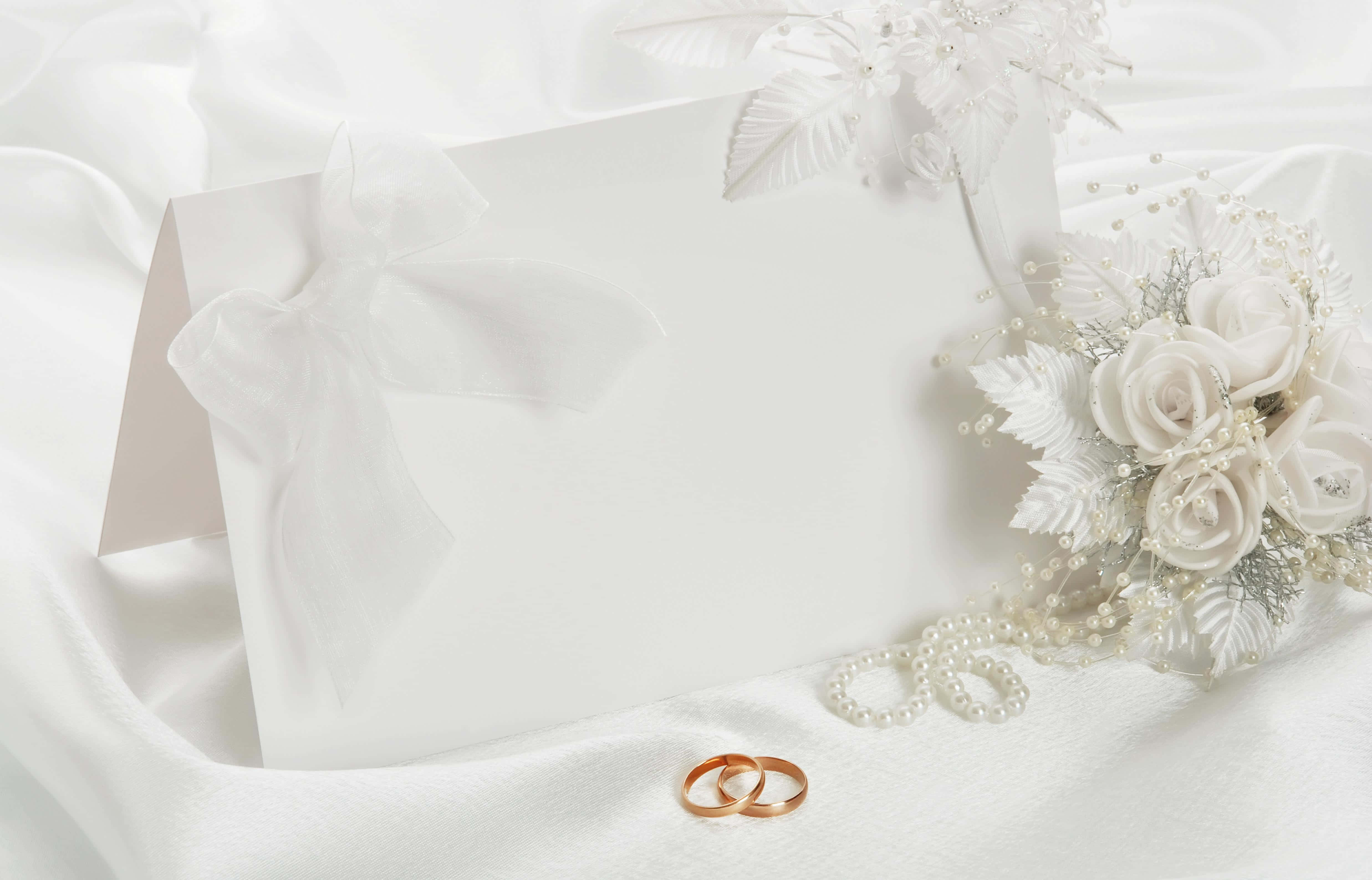 imbitasyon sa kasal na may wedding rings at bulaklak Wallpaper