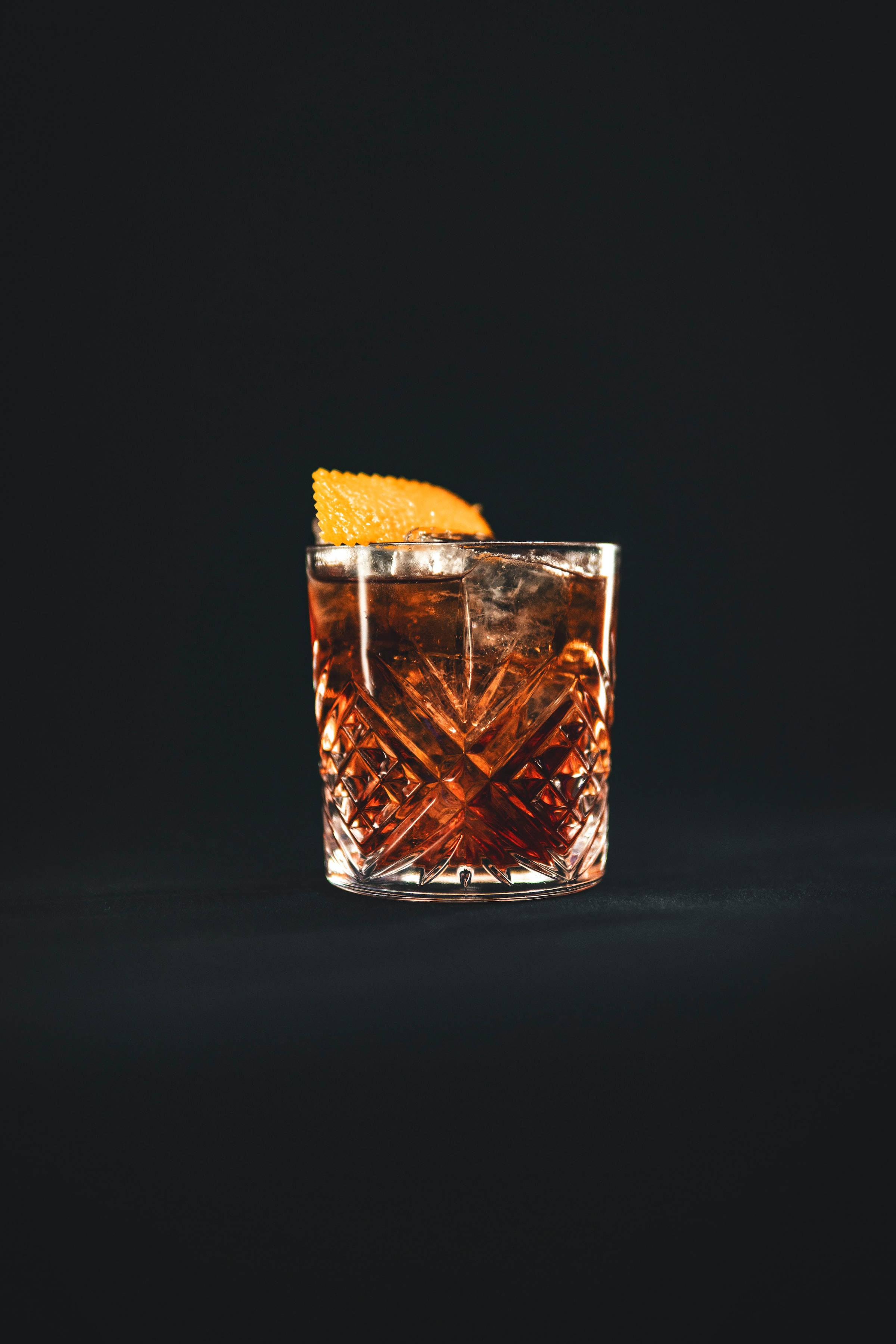 Ini-enjoy ang mga Subtle na Nota ng Bourbon Whiskey Wallpaper